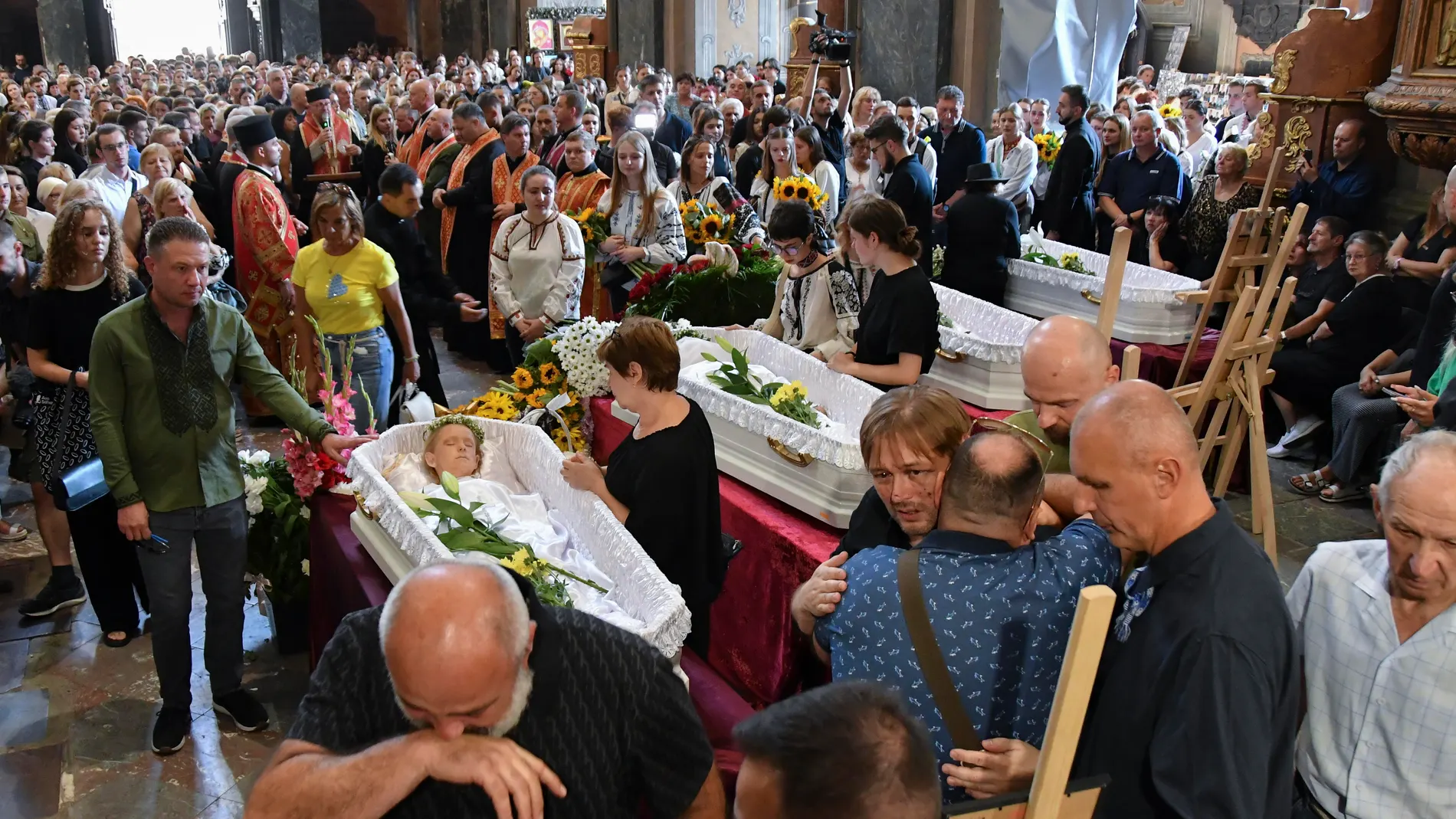 Lviv (Ukraine), 06/09/2024.- Yaroslav Bazylevych (5-R) reacts during the funeral of his wife and daughters in Lviv, Western Ukraine, 06 September 2024, amid the ongoing Russian invasion. Evgenia Bazylevych (43) and her three daughters, Yaryna (21), Daryna (18), and 7-year-old Emilia were killed in a Russian shelling in downtown Lviv on 04 September 2024. Father and husband Yaroslav Bazylevych was seriously injured but survived. A total of seven people died and 35 others were injured in the 04...