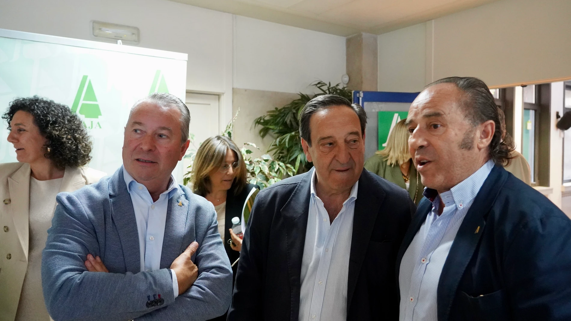 Barato conversa con Juan Ramón Alonso en presencia de Donaciano Dujo, durante la asamblea anual de Asaja en Valladolid