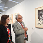 Gonzalo Santonja recorre la exposición junto a la profesora de Arte, Fátima Halcón