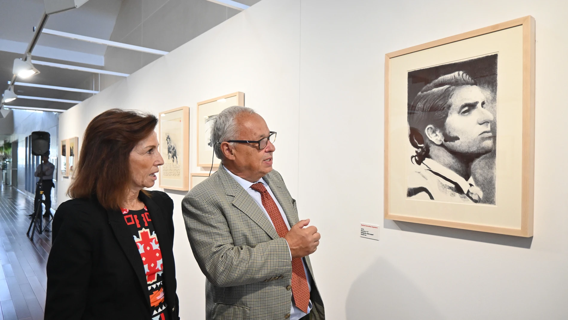 Gonzalo Santonja recorre la exposición junto a la profesora de Arte, Fátima Halcón