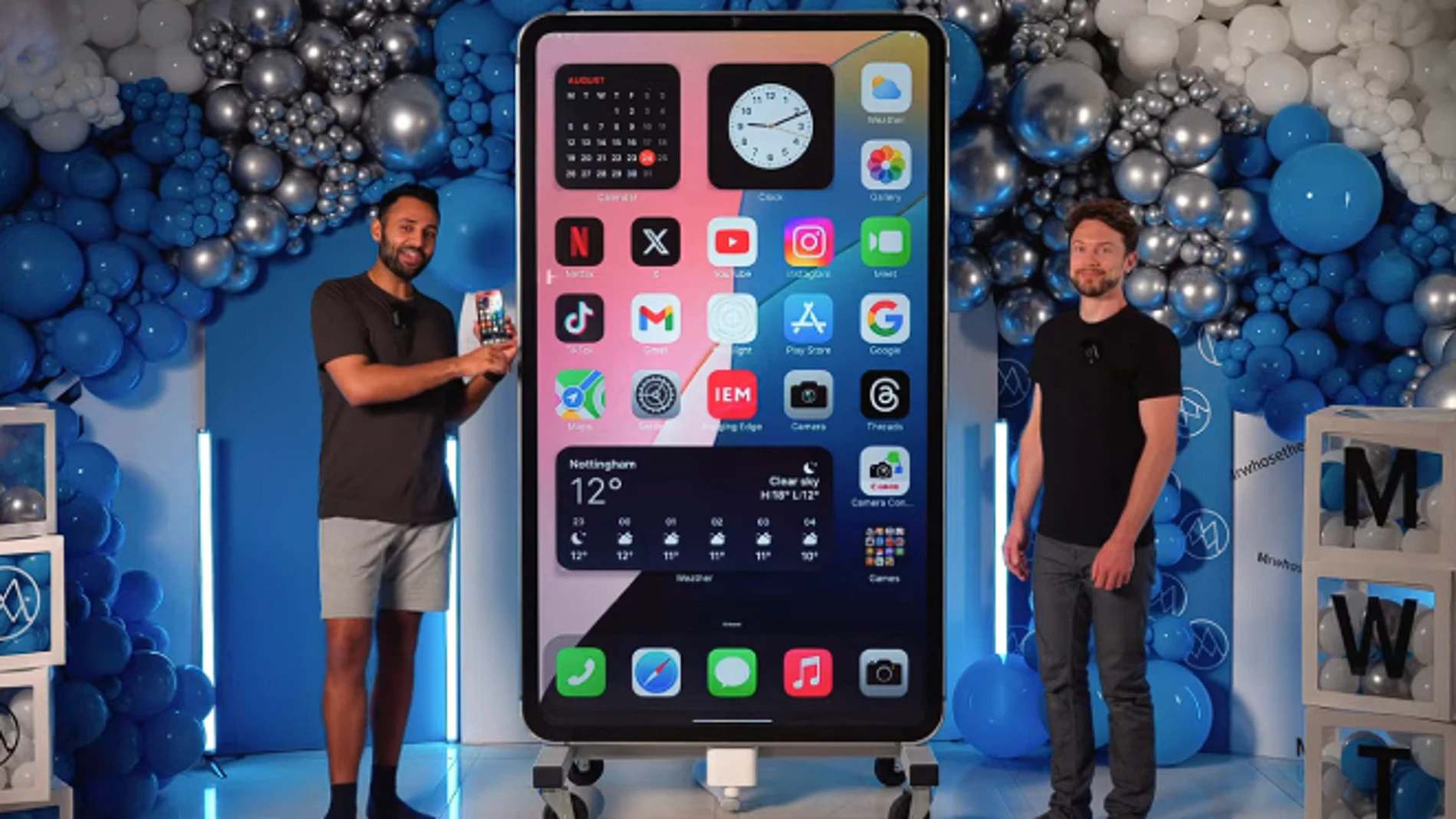 El iPhone más grande del mundo: tiene una pantalla de 88 pulgadas y ha costado 70.000 dólares