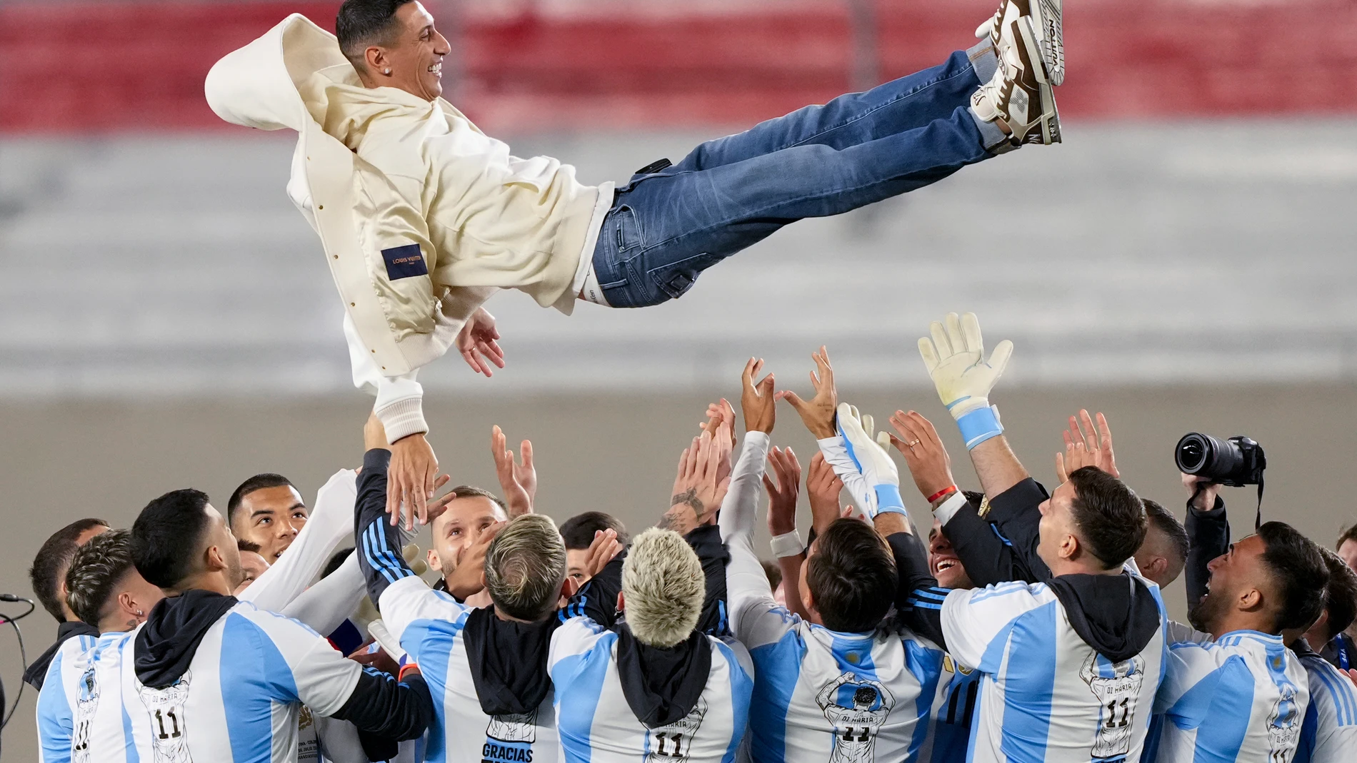 Ángel Di María siendo ovacionado por sus excompañeros