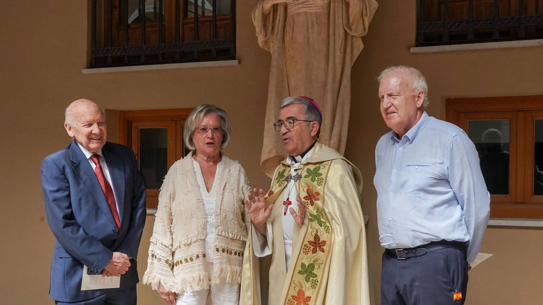 El arzobispo de Valladolid, Luis Argüello, inaugura el nuevo curso pastoral, acompañado por el vicario general de la Archidiócesis, Jesús Fernández Lubiano; del catedrático de Historia del Arte Salvador Andrés Ordax, y del restaurador Juan Carlos Álvarez. Durante el acto, se procede a la bendición de una imagen del Sagrado Corazón de Jesús, obra del escultor Ramón Núñez (1868-1937), recuperada de un almacén y recientemente restaurada para su entronización en el patio del Palacio Arzobispal