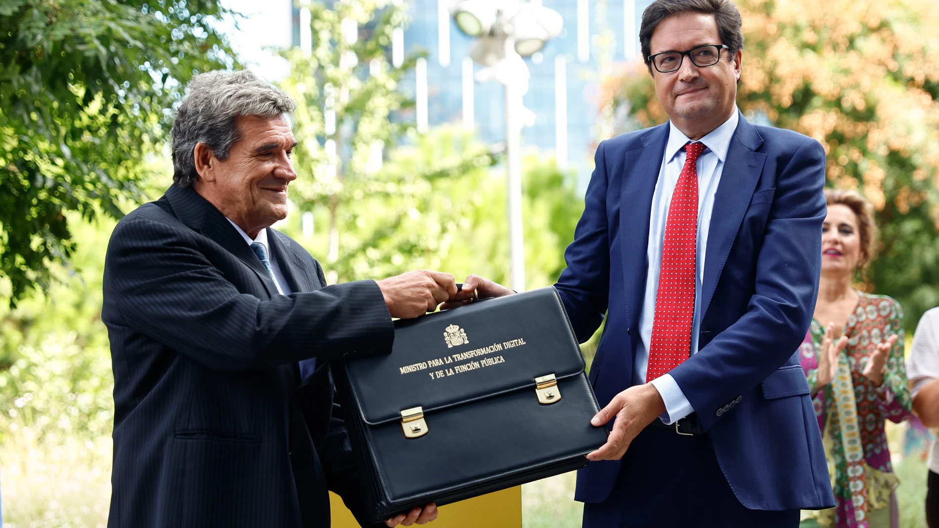 FOTODELDÍA MADRID, 06/09/2024.- El nuevo ministro de Transformación Digital y de la Función Pública, Óscar López (d), recibe la cartera ministerial de manos de su predecesor, José Luis Escrivá, en el Ministerio de Transformación Digital, este viernes. EFE/ Rodrigo Jiménez