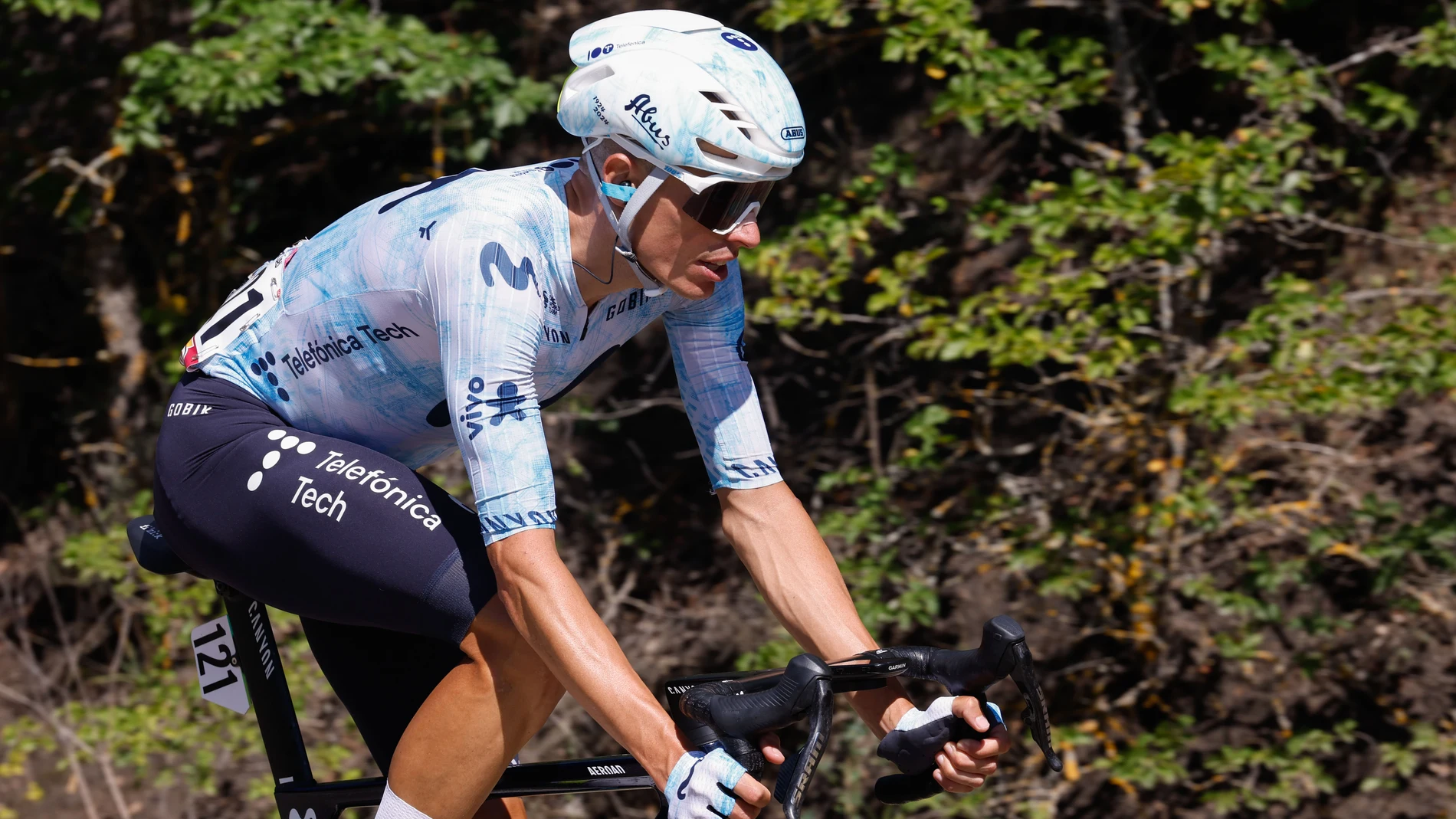 ALTO DE MONCALVILLO (LA RIOJA), 06/09/2024.- El ciclista español del Movistar Enric Mas durante la 19 etapa de la Vuelta a España 2024 entre Logroño y el alto de Moncalvillo, de 173, 5 kilómetros de recorrido, este viernes. EFE/ Javier Lizón