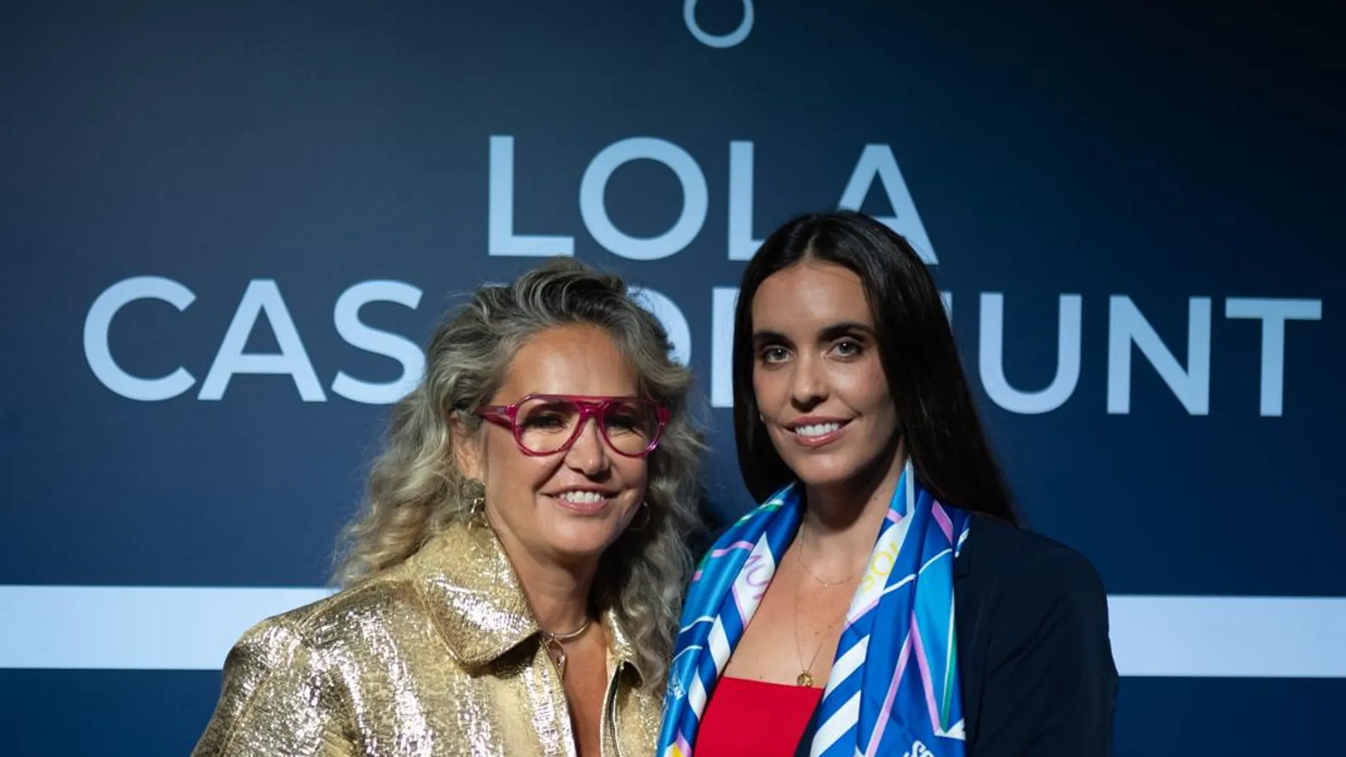 Maite Casademunt y Ona Carbonell, luciendo el pañuelo navy
