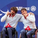 Daniel Caverzaschi junto a Martín de la Puente con su bronce en los Juegos Paralímpicos de París