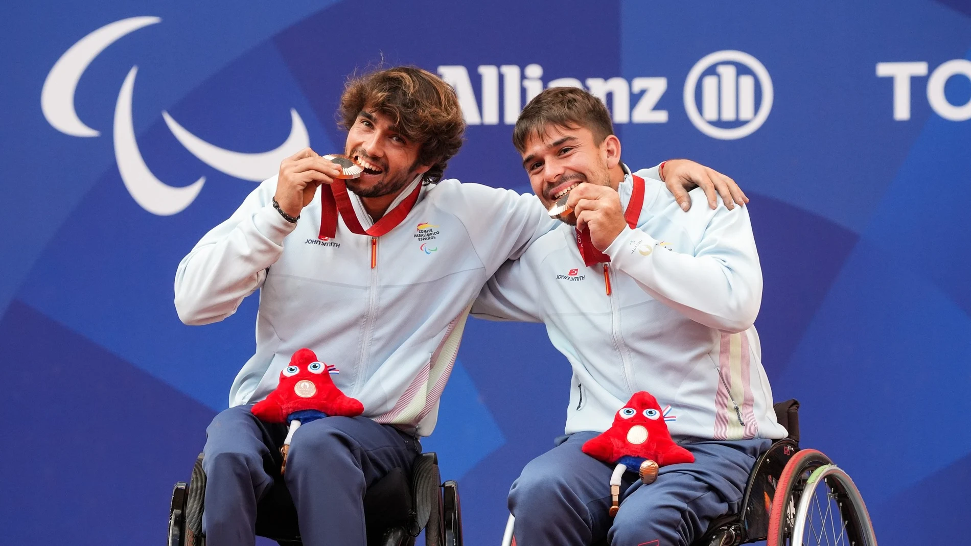 Daniel Caverzaschi junto a Martín de la Puente con su bronce en los Juegos Paralímpicos de París
