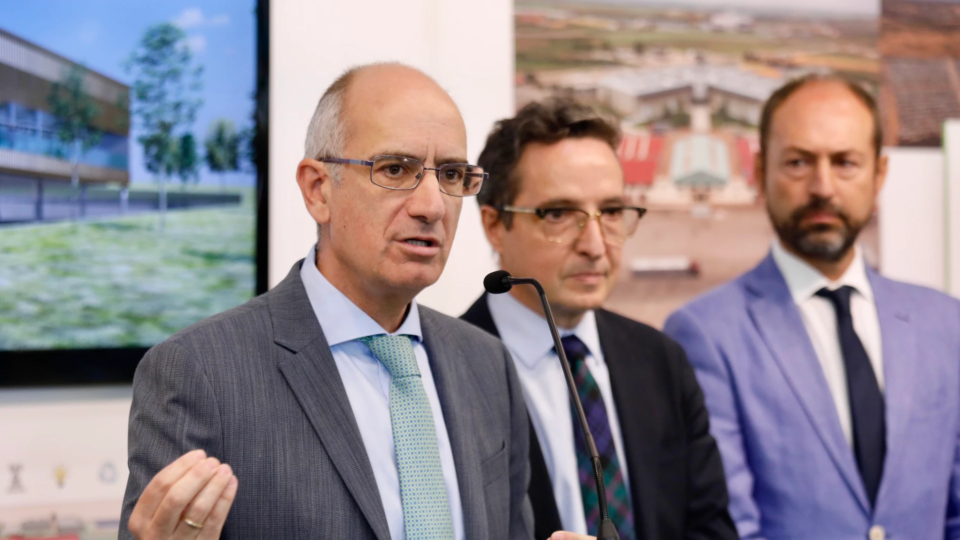 Javier Iglesias junto al rector de la Universidad de Salamanca habla del proyecto
