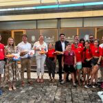 La Mayordomía de las Fiestas del Raval Roig entregando el tradicional "panquemao" al alcalde de Alicante, Luis Barcala 
