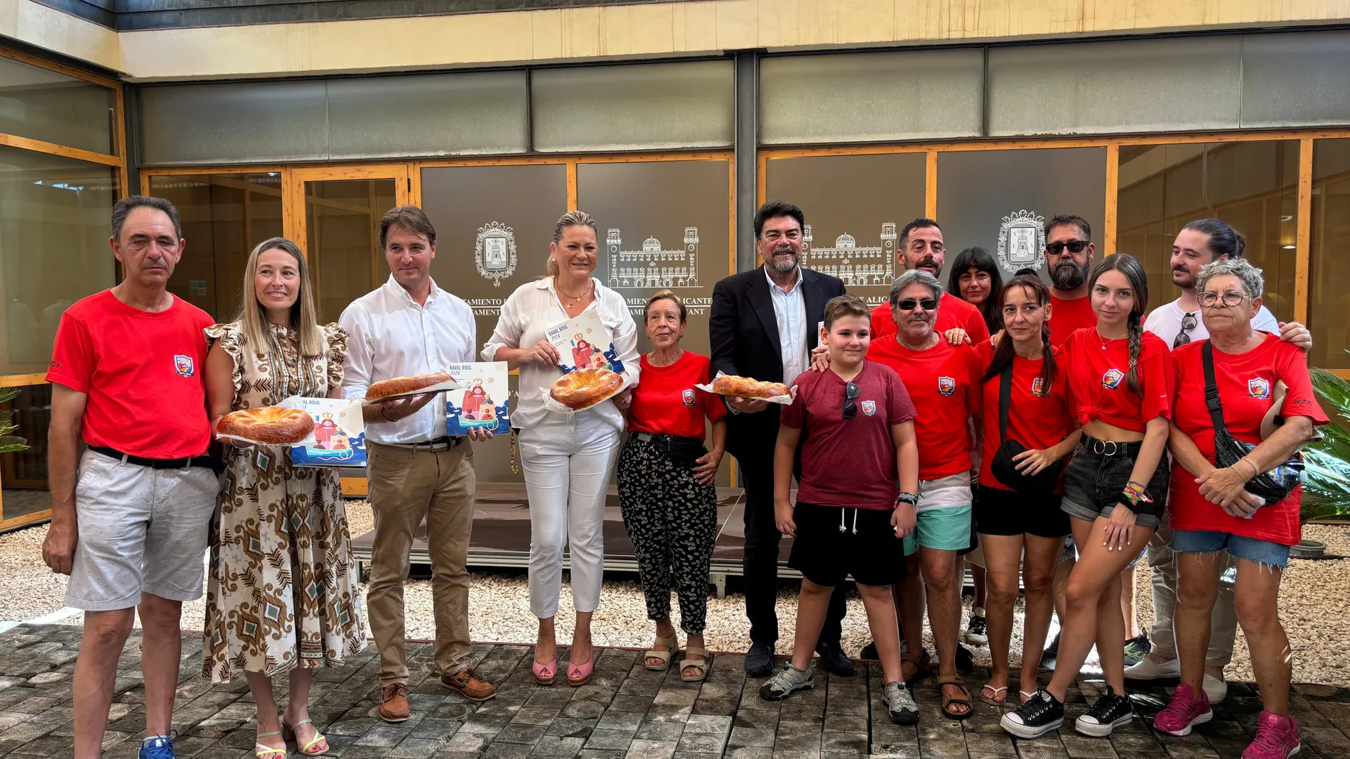 La Mayordomía de las Fiestas del Raval Roig entregando el tradicional "panquemao" al alcalde de Alicante, Luis Barcala