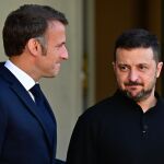 Ucrania.- Zelenski pide a Macron la autorización de sus socios para atacar aeródromos militares rusos