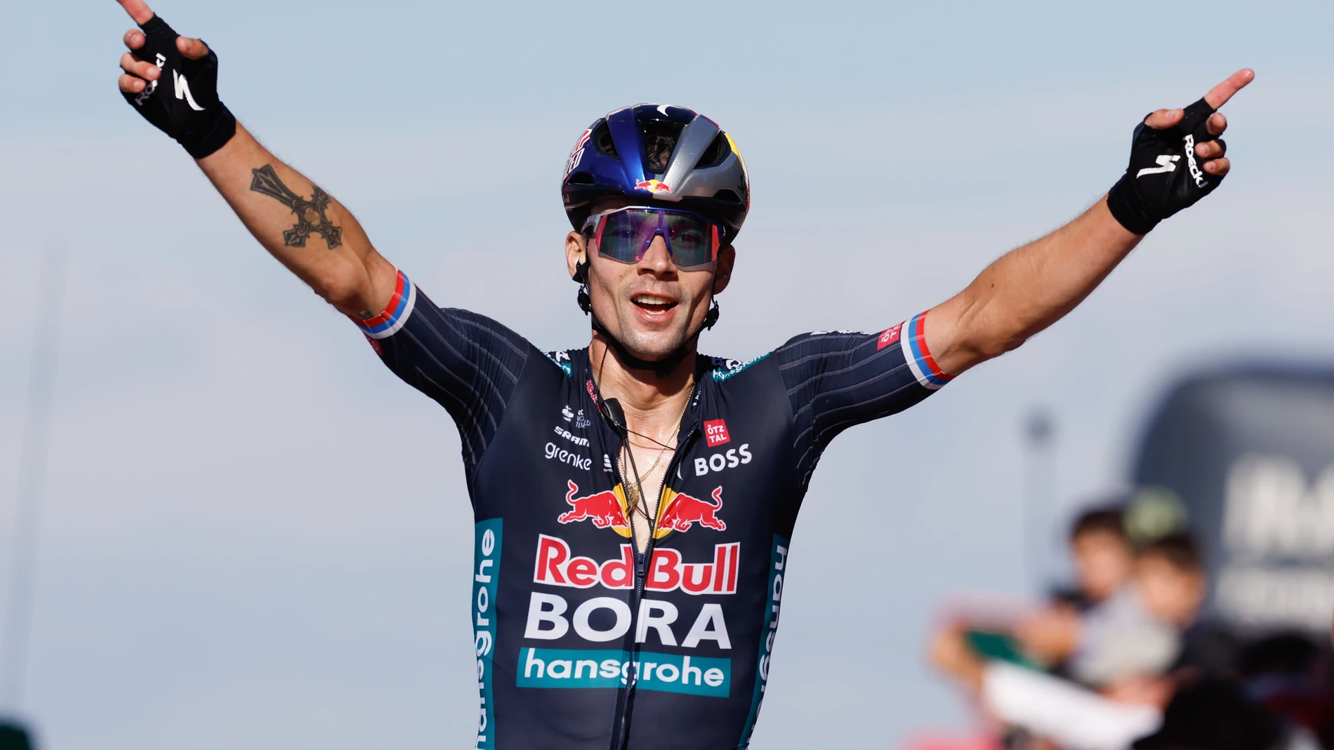 ALTO DE MONCALVILLO (LA RIOJA), 06/09/2024.- El ciclista esloveno del Bora Primoz Roglic celebra su victoria en la 19 etapa de la Vuelta a España 2024 entre Logroño y el alto de Moncalvillo, de 173, 5 kilómetros de recorrido, este viernes. EFE/ Javier Lizón