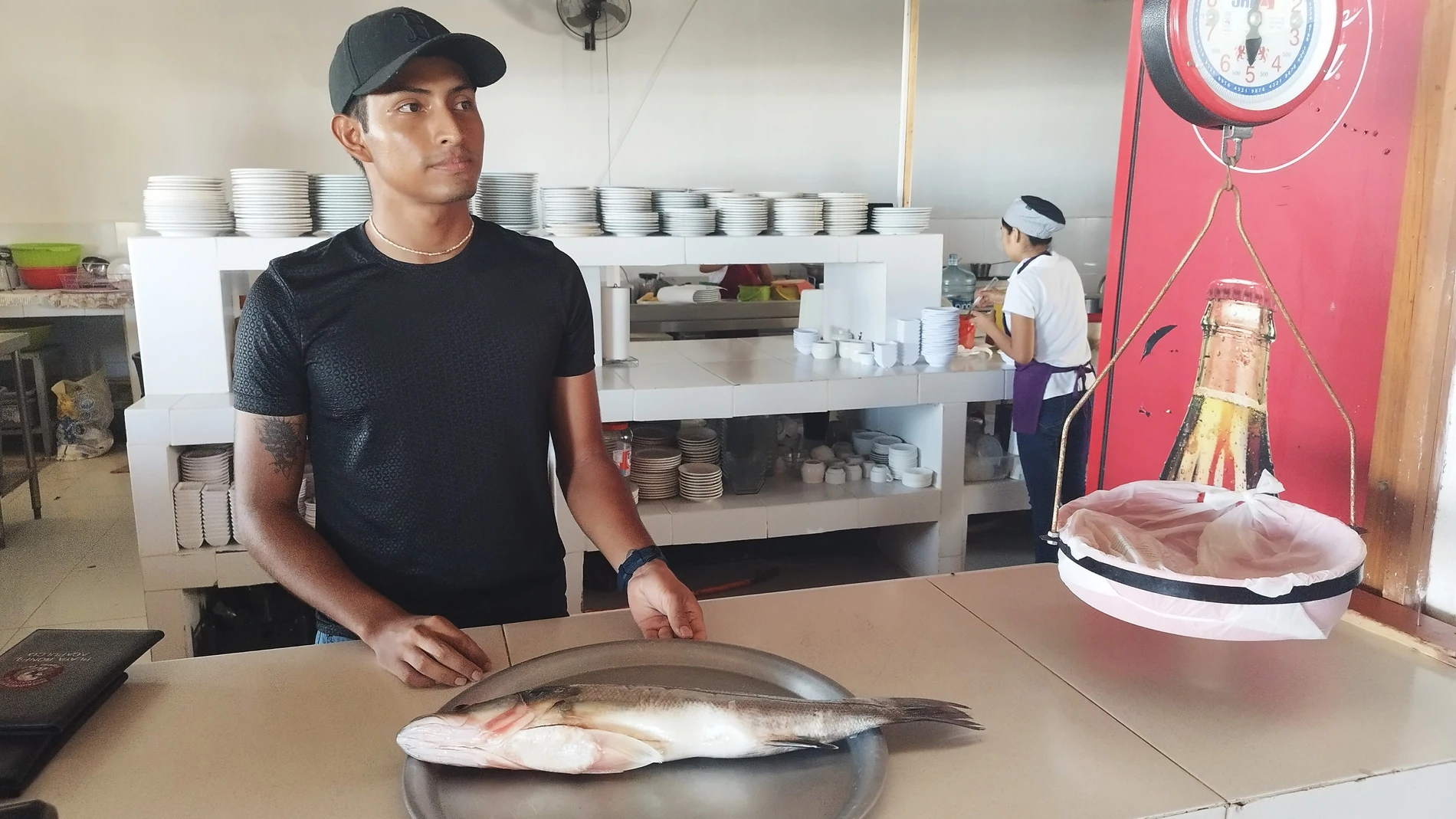 El pescado elegido se pesa delante de los comensales