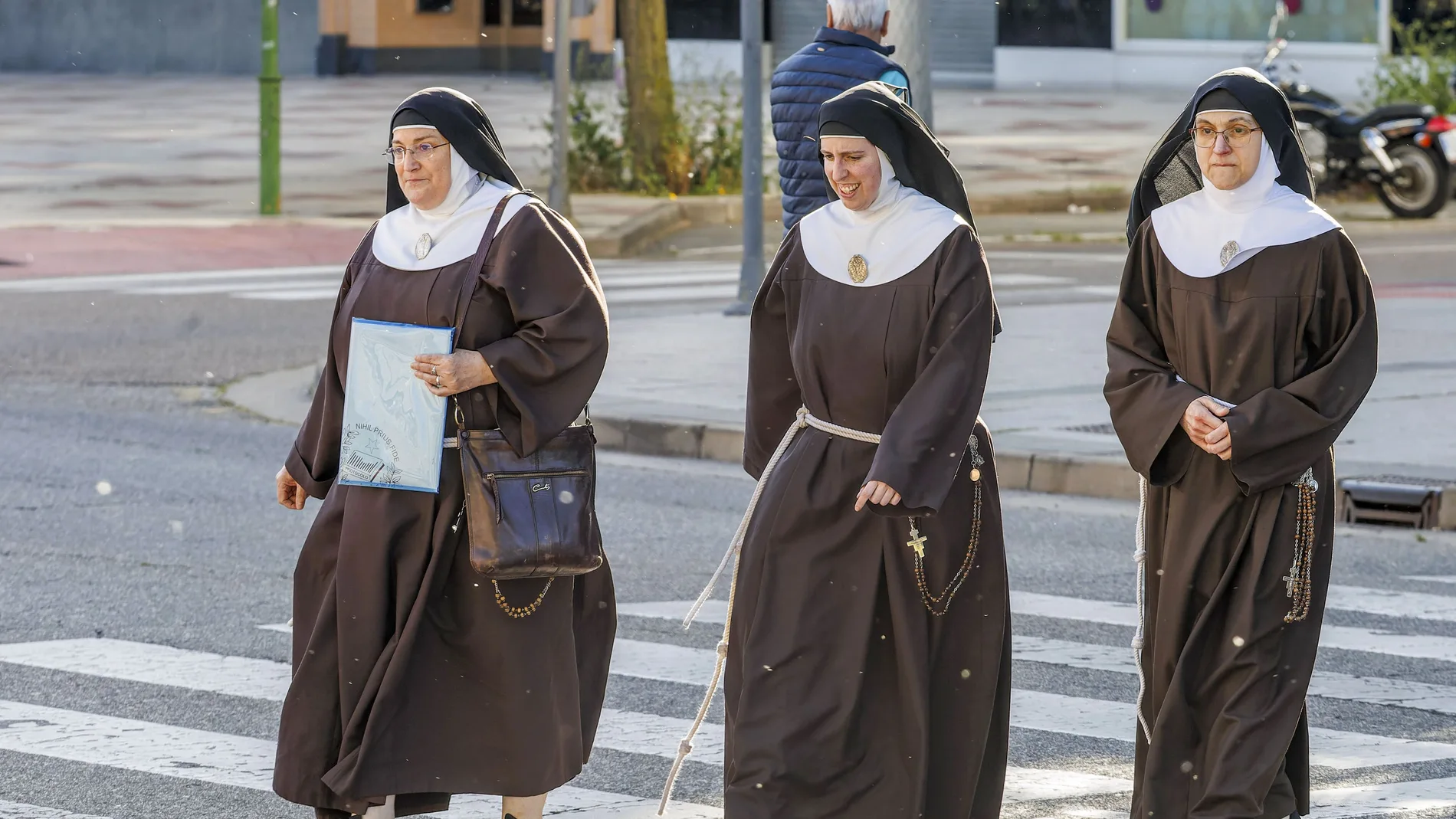 A la derecha de la foto, la clarisa excomulgada, sor Paz, por las calles de Burgos