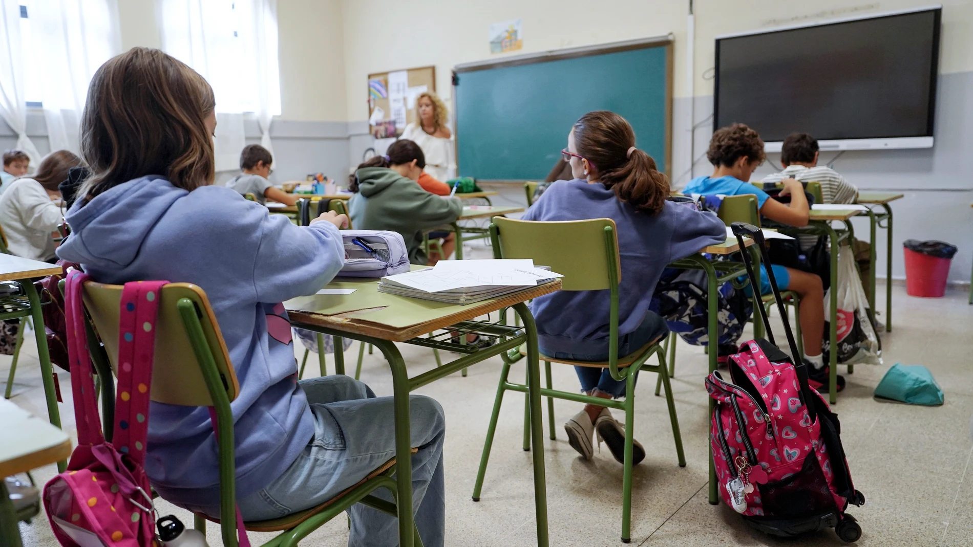 .VALLADOLID.06/09/2024.-Alumnos de un colegio de Valladolid este viernes al inicio del curso escolar , el primer día de curso escolar en Castilla y León para los alumnos de Educación Infantil y Primaria, en una jornada especial para los centros educativos que, por primera vez, ofrecen en sus aulas educación gratuita para bebés de 0 a 1 año, con lo que se completa este servicio público sin coste hasta los 16 años.EFE/ Nacho Gallego