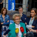 Fúnez escucha a Juana Borrego junto a Mazarías y Vázquez