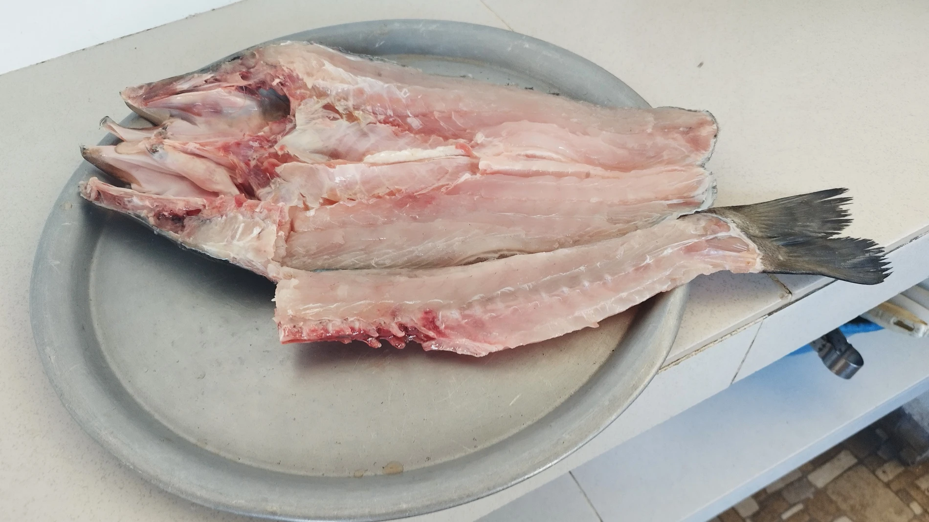 El pescado debe estar perfectamente limpio antes de untarlo con la salsa y ponerlo sobre la parrilla