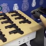 La Policía intercepta en Alicante un coche con 35 pistolas modificadas en un doble fondo