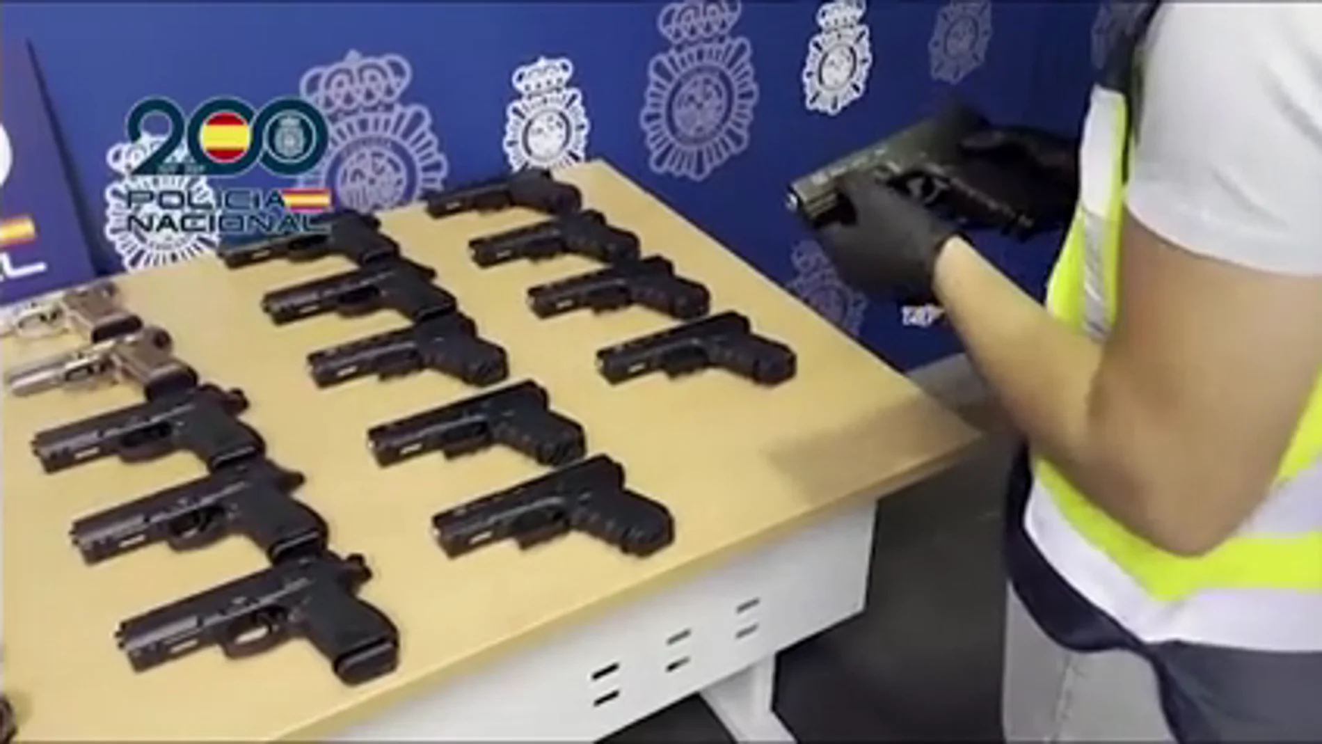 La Policía intercepta en Alicante un coche con 35 pistolas modificadas en un doble fondo