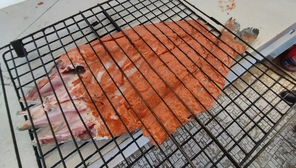El color anaranjado es consecuencia de la salsa que impregna y le da un sabor característico al pescado