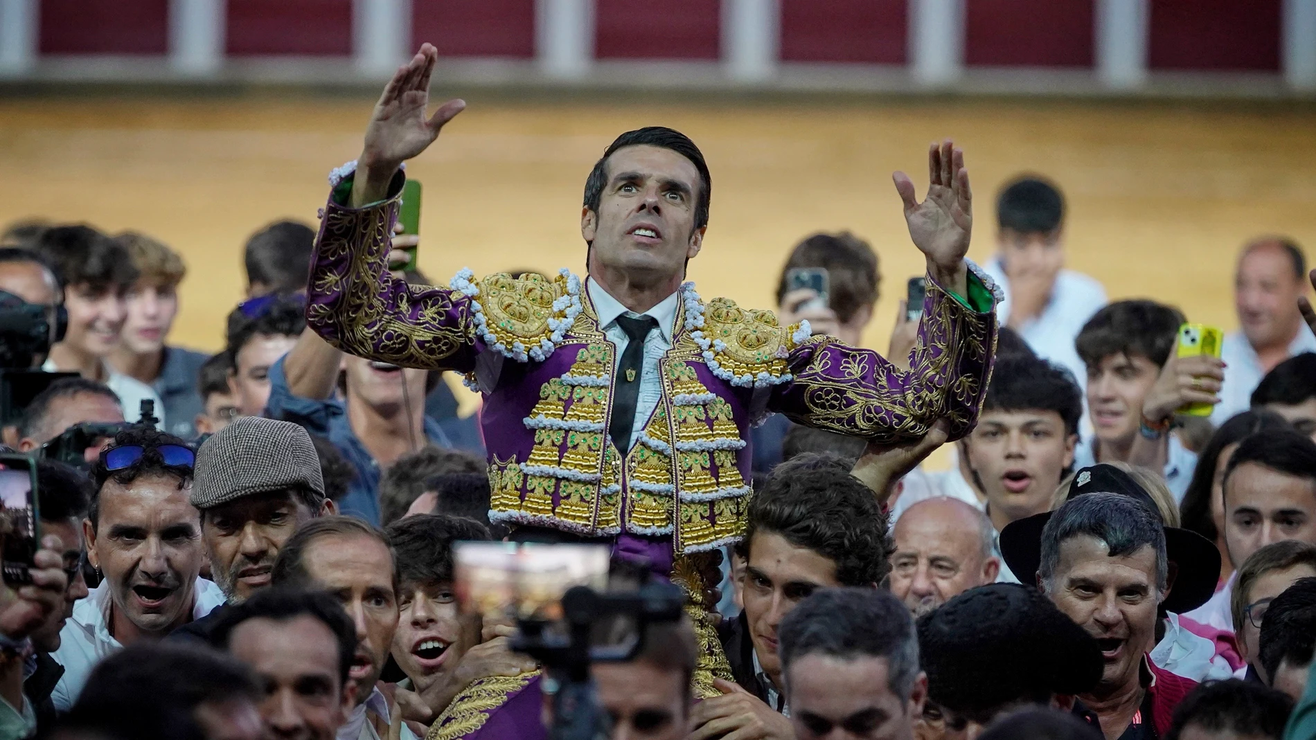 VALLADOLID, 07/09/2024.-El diestro Emilio de Justo sale a hombros este sábado tras la cuarta corrida de la Feria Taurina de Nuestra Señora de San Lorenzo de Valladolid, con la ganadería de Victorino Martín y la única corrida programada para un único matador.-EFE/ Nacho Gallego
