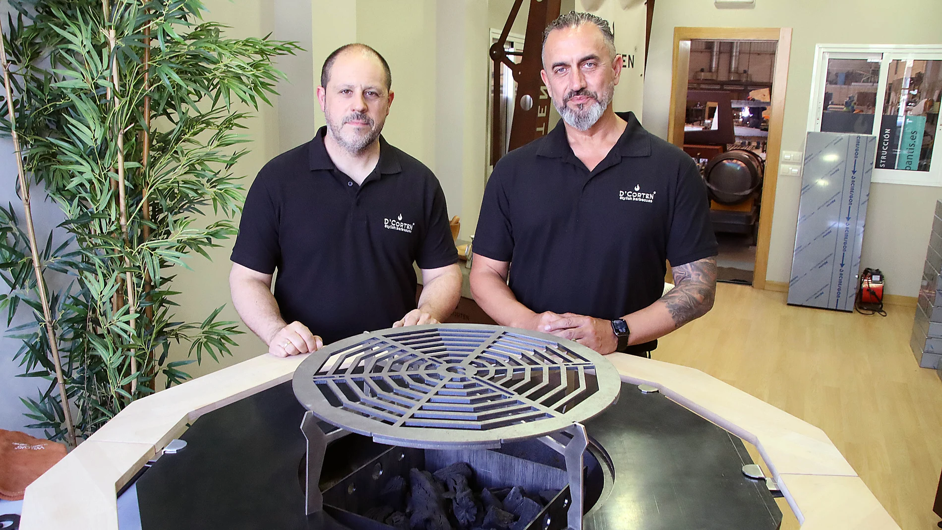 David Fernández y Juan Manuel García, dos de los socios junto a la barbacoa