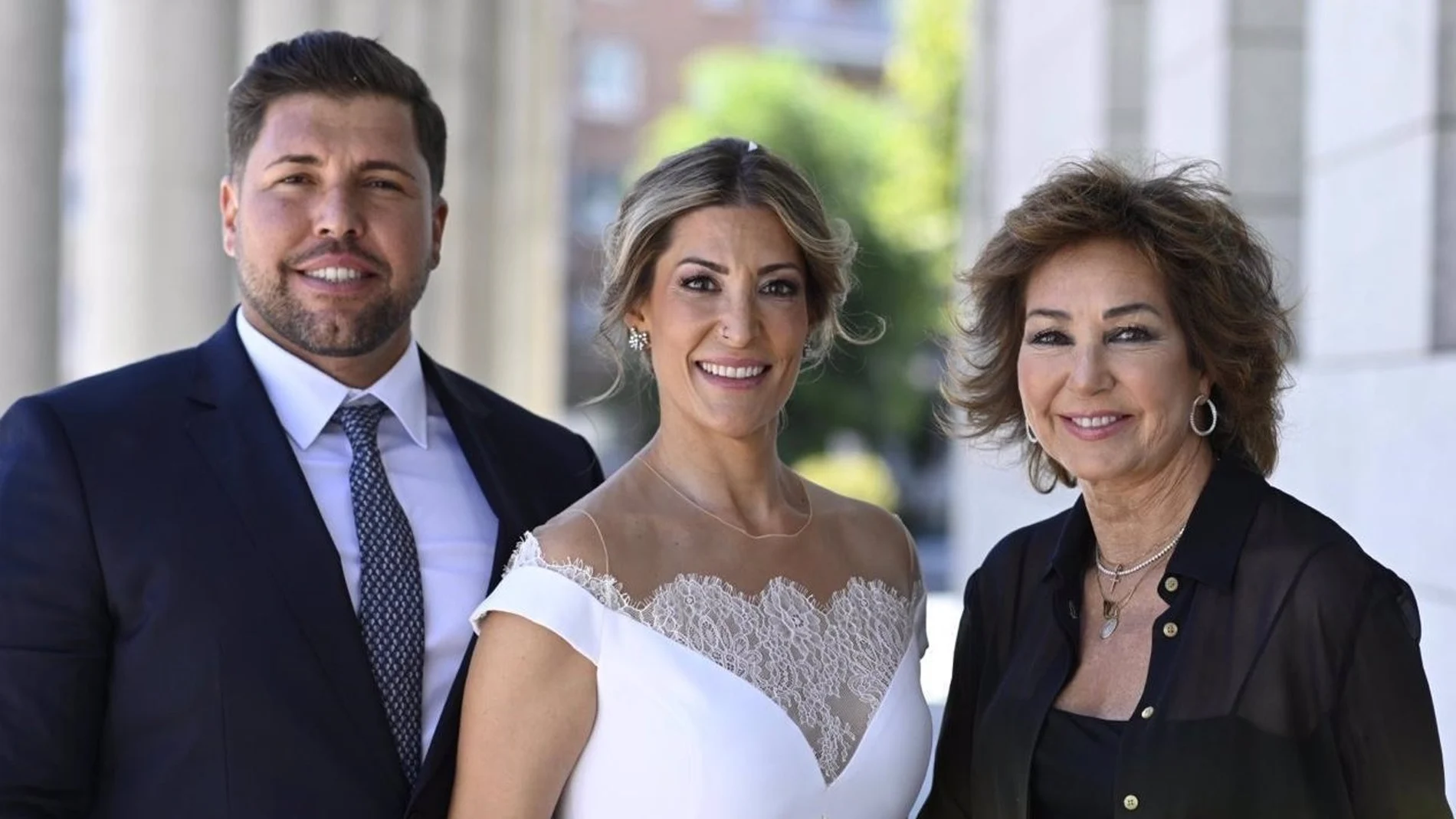 Ana Rosa Quintana asiste a la boda de su sobrino Kike en Madrid.