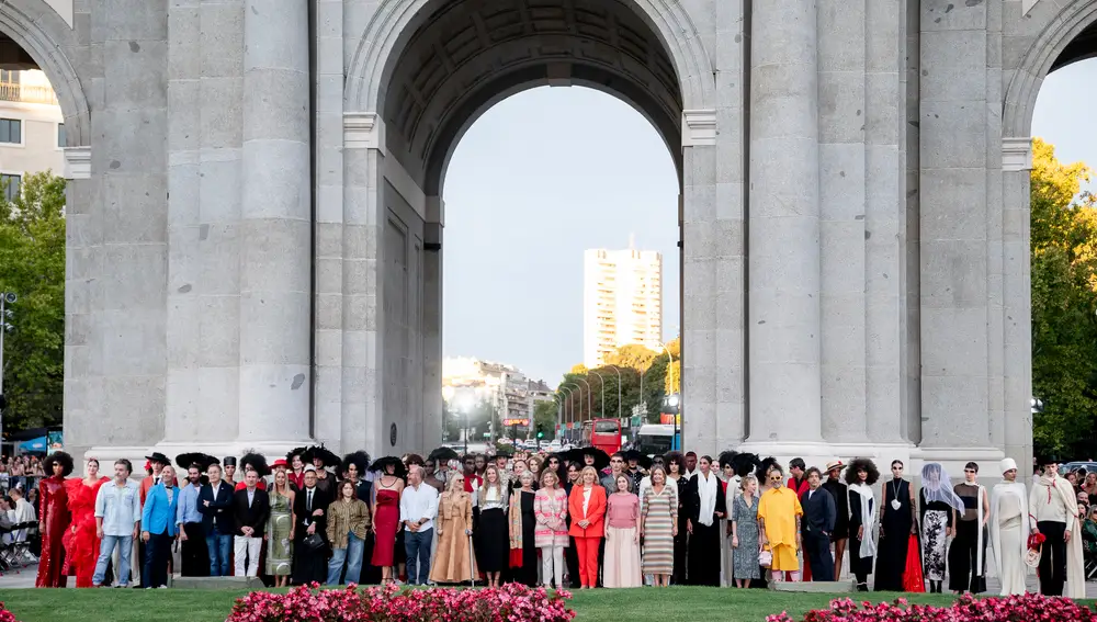 Madrid es Moda abre la Semana de la Moda de Madrid con un desfile en la Puerta de Alcalá