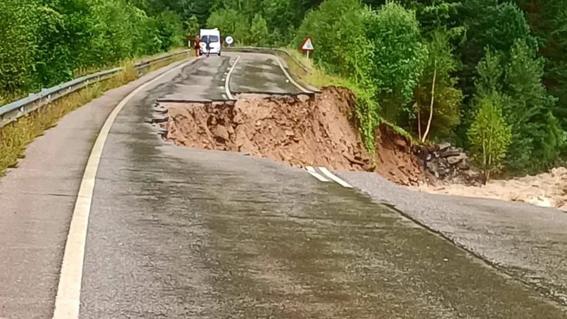 La carretera A-138 entre Bielsa y Parzán se encuentra cortada en el kilómetro 82 tras venirse abajo un carril por la fuerza del agua y en el 86 tras aparecer varias grietas en el firme. AYUNTAMIENTO DE BIELSA 07/09/2024