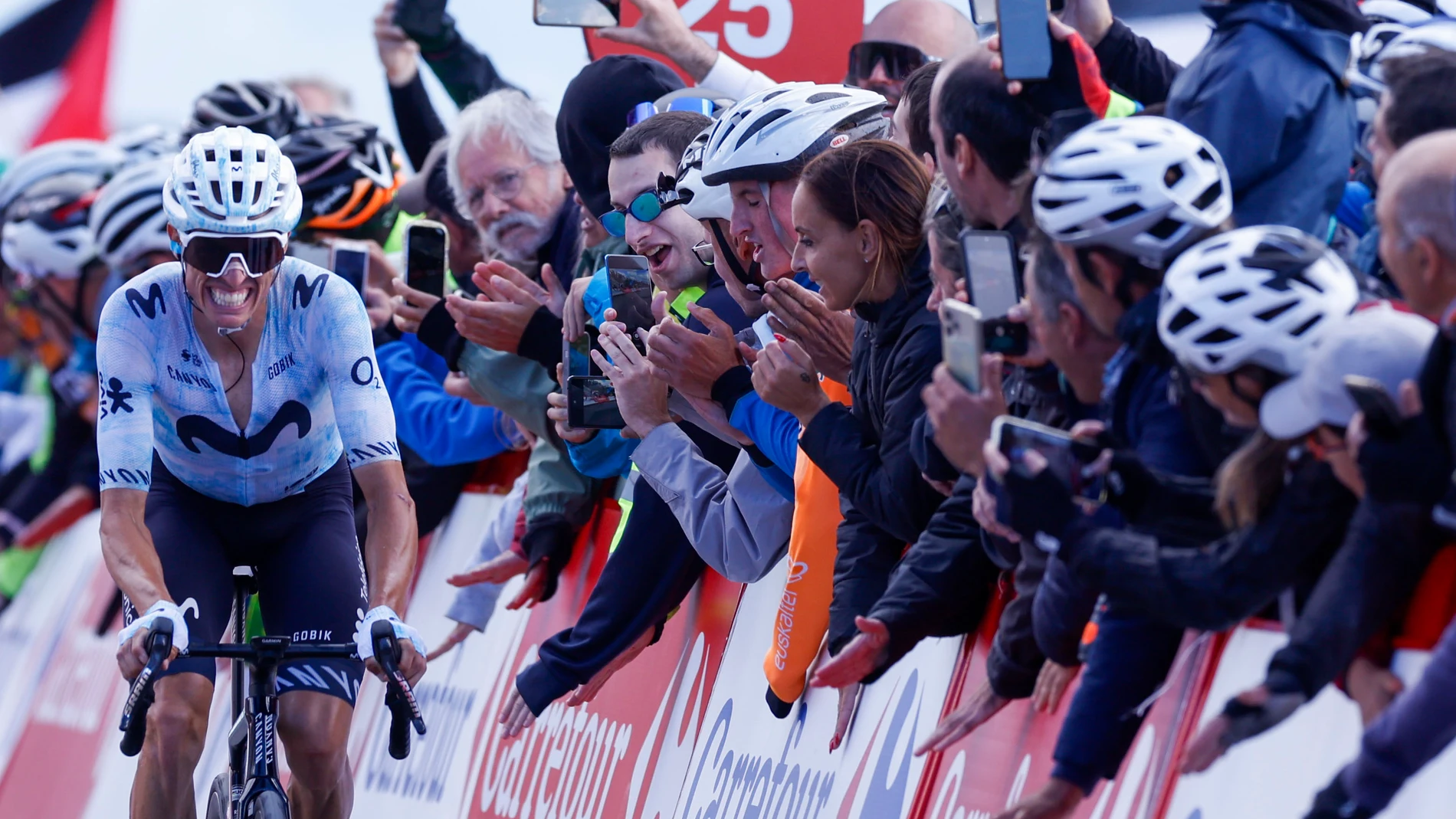 PICÓN BLANCO (BURGOS), 07/09/2024.-El ciclista español del Movistar Enric Mas, a su llegada a meta de la vigésima y penúltima etapa de la 79 Vuelta a España, con 172 km de recorrido por Las Merindades burgalesas con salida en Villarcayo y llegada en Picón Blanco.- EFE/ Javier Lizón