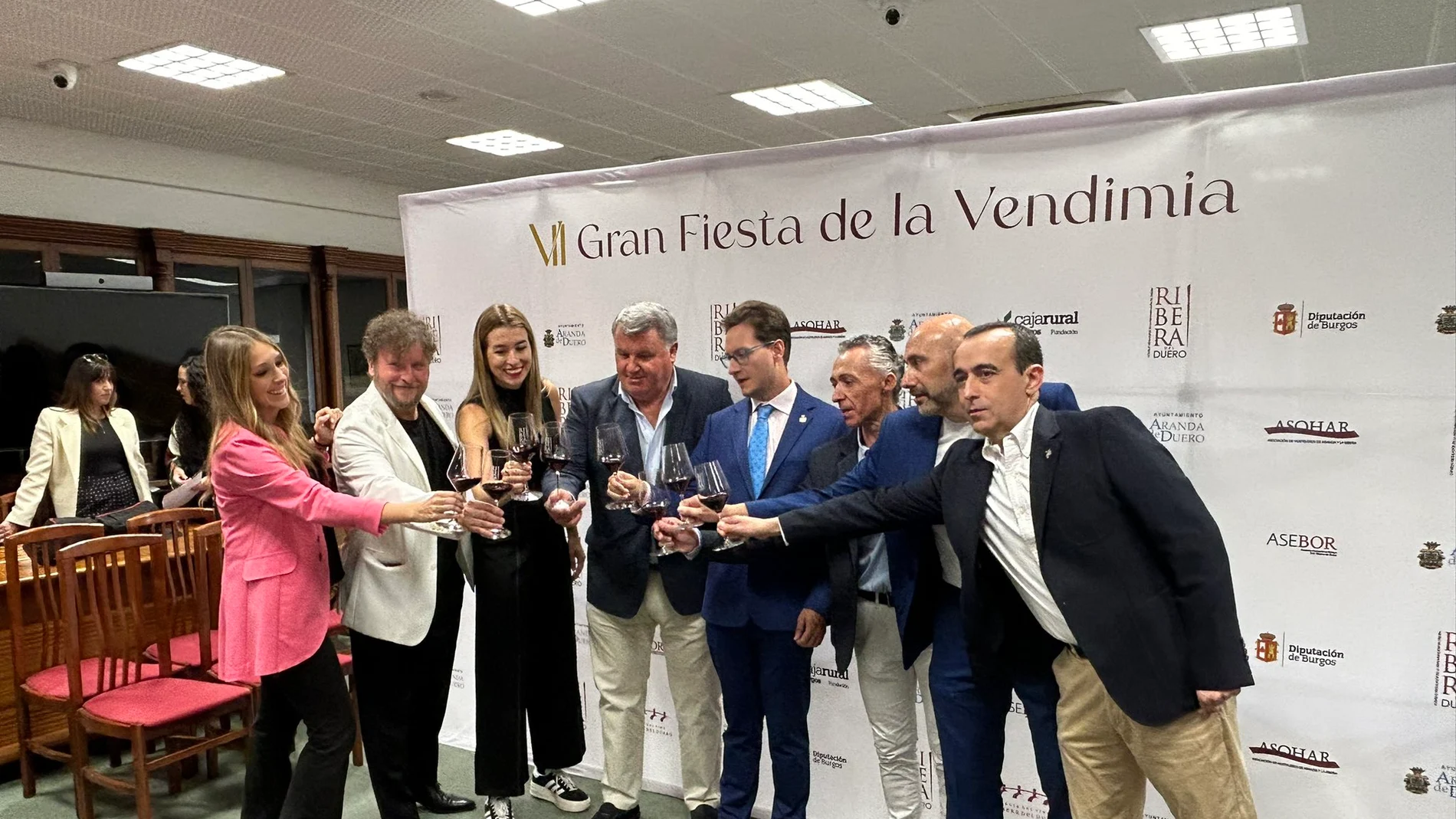 Pascual, Linaje, Soriano y Cayo, entre otros, brindan en la fiesta de la Vendimia de Aranda de Duero