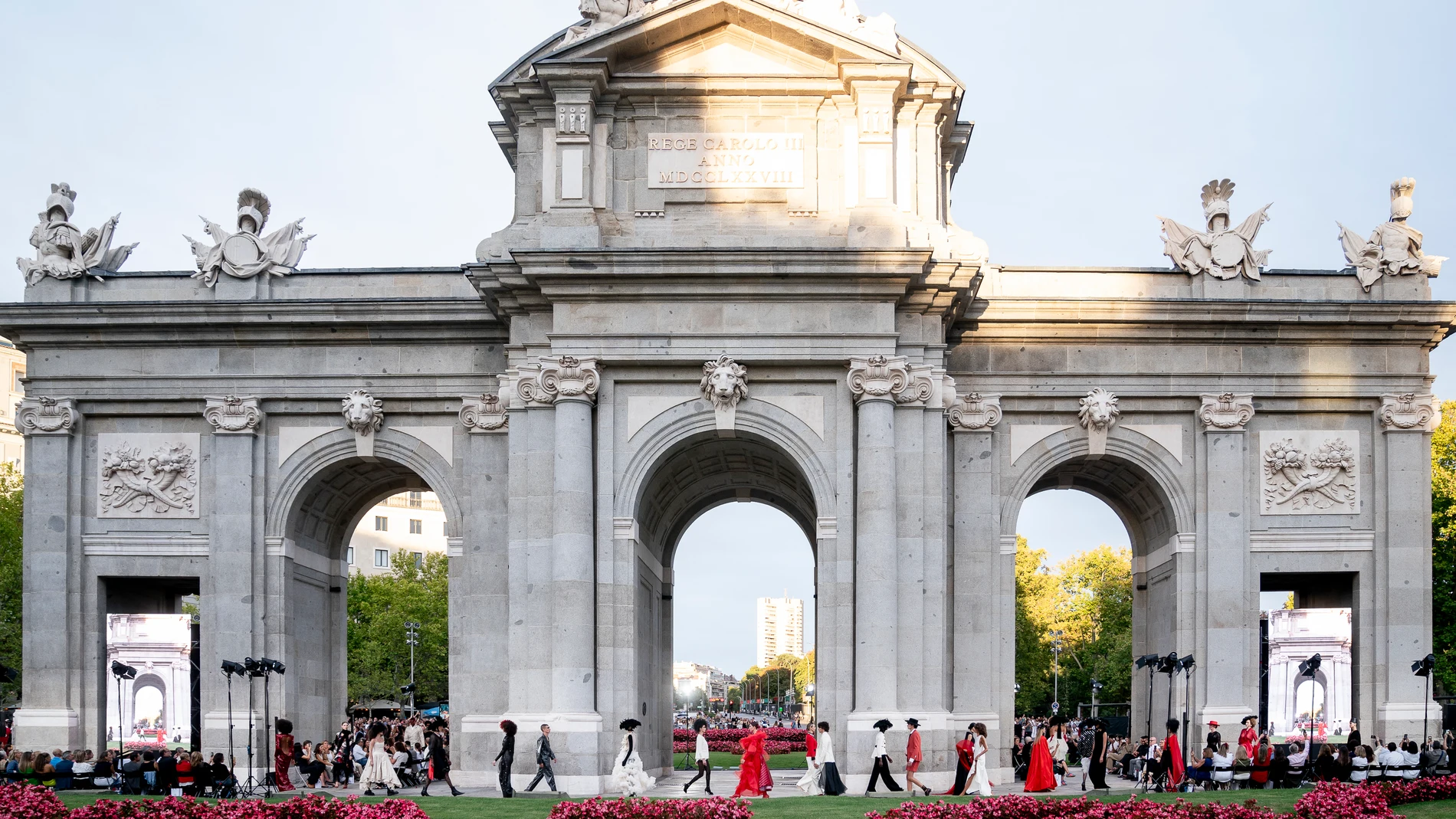 Varias modelos durante el desfile de Madrid es Moda, en la Puerta de Alcalá, a 7 de septiembre de 2024, en Madrid (España). La Puerta de Alcalá se ha convertido en el escenario del desfile inaugural de la Semana de la Moda de Madrid. En colaboración con el Ayuntamiento, Madrid es Moda ha organizado un desfile junto al monumento histórico de la capital en el que han desfilado 50 modelos con las creaciones de los diseñadores participantes en esta edición de Madrid es Moda. 07 SEPTIEMBRE 2024;M...