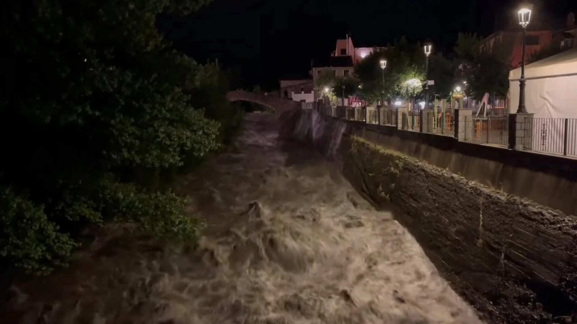Así bajaba el Ésera este viernes por la noche a su paso por Benasque. MARCOS LIMINIANA 07/09/2024