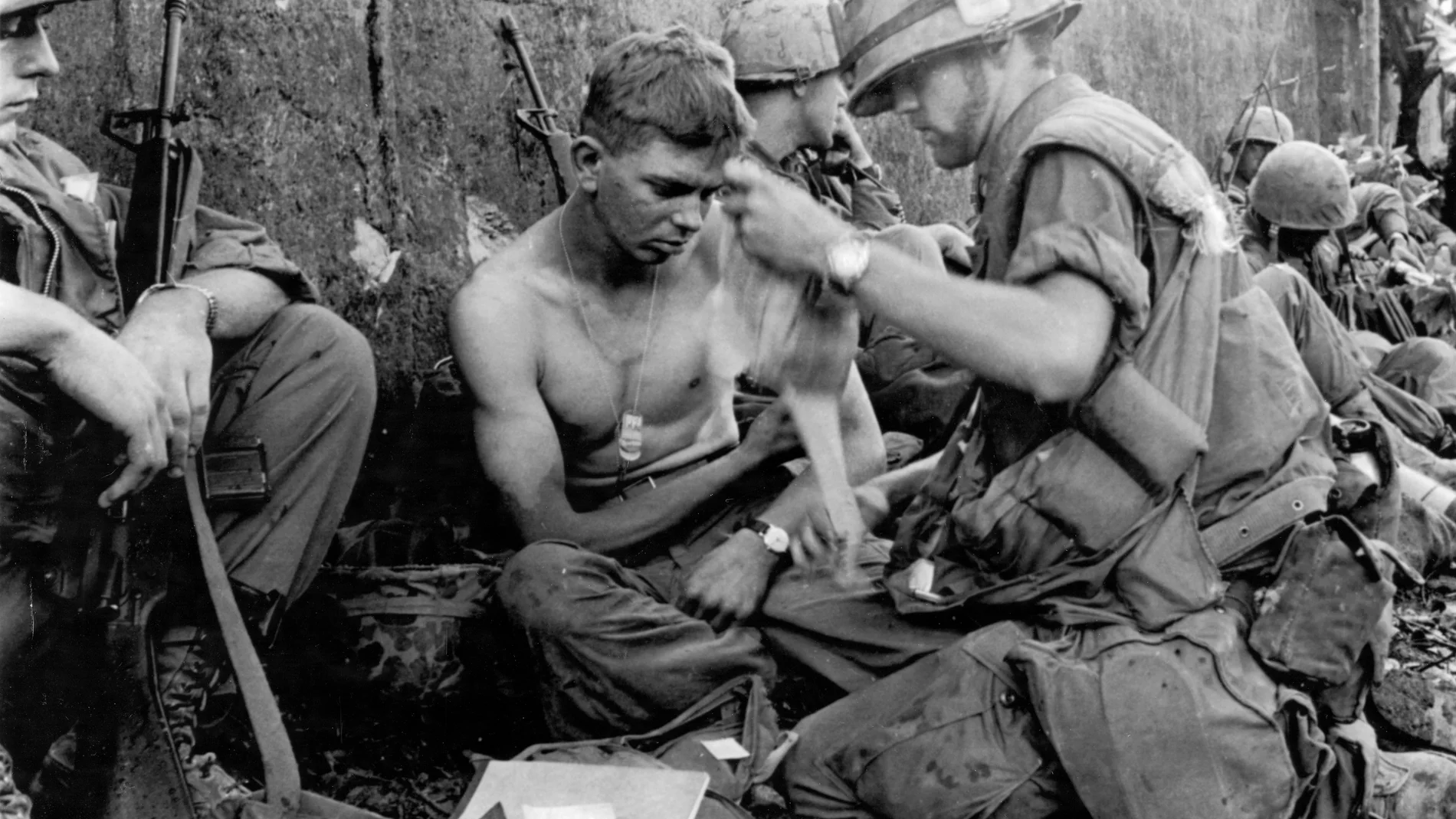 Marines heridos durante los combates en el interior de la Ciudadela de Hué