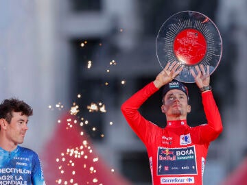 MADRID, 08/09/2024.- El ciclista esloveno del Bora Primoz Roglic, en el podio como ganador de La Vuelta a Espa&ntilde;a 2024, tras la contrarreloj individual de la &uacute;ltima etapa con un recorrido de 24,6 KM con salida y llegada en Madrid.- EFE/ Javier Liz&oacute;n 