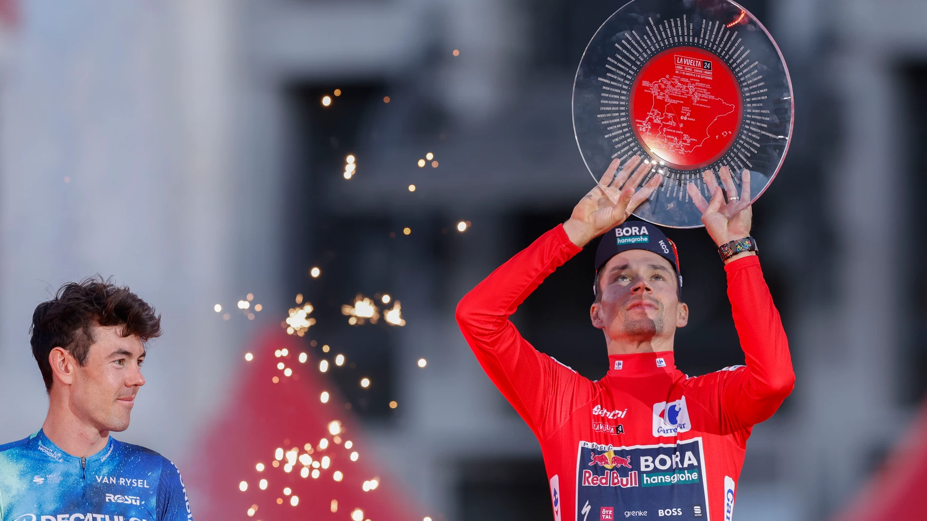 MADRID, 08/09/2024.- El ciclista esloveno del Bora Primoz Roglic, en el podio como ganador de La Vuelta a España 2024, tras la contrarreloj individual de la última etapa con un recorrido de 24,6 KM con salida y llegada en Madrid.- EFE/ Javier Lizón