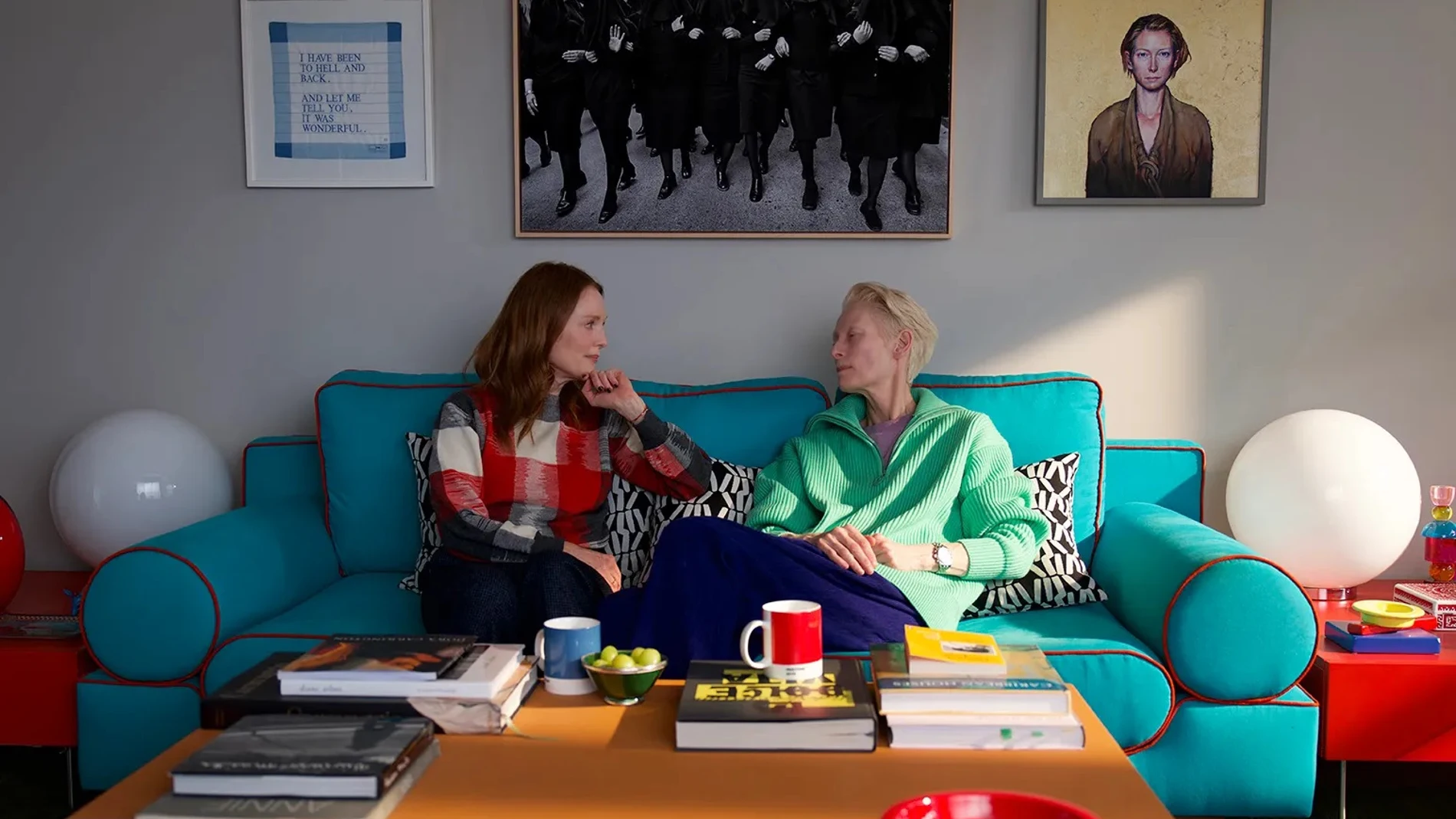Julianne Moore y Tilda Swinton en una escena de "La habitación de al lado", premiada con el León de Oro de Venecia