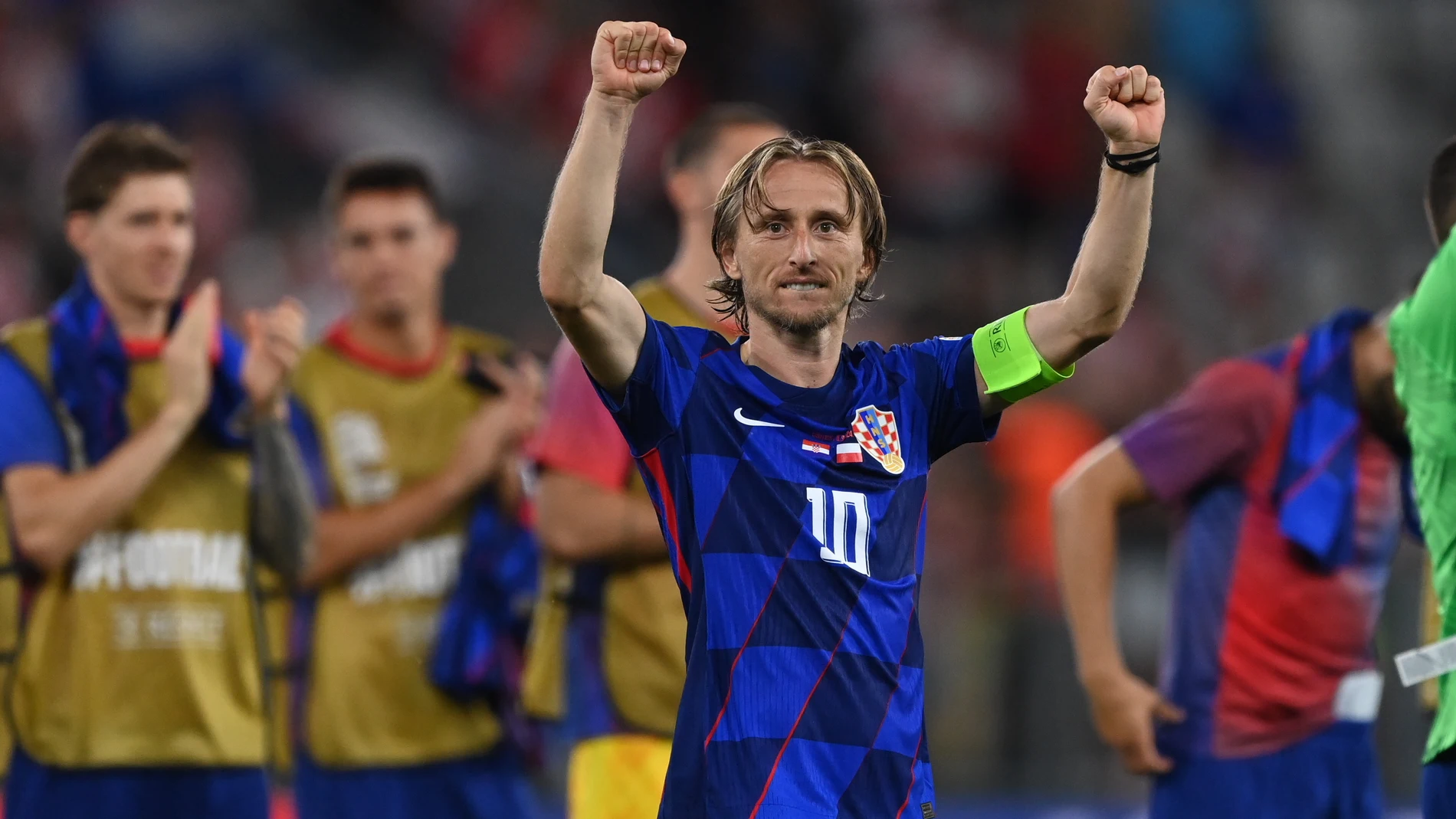 Osijek (Croatia), 08/09/2024.- Luka Modric of Croatia (C) greets supporters after winning the UEFA Nations League group A soccer match between Croatia and Poland, in Osijek, Croatia, 08 September 2024. (Croacia, Polonia) EFE/EPA/Piotr Nowak POLAND OUT