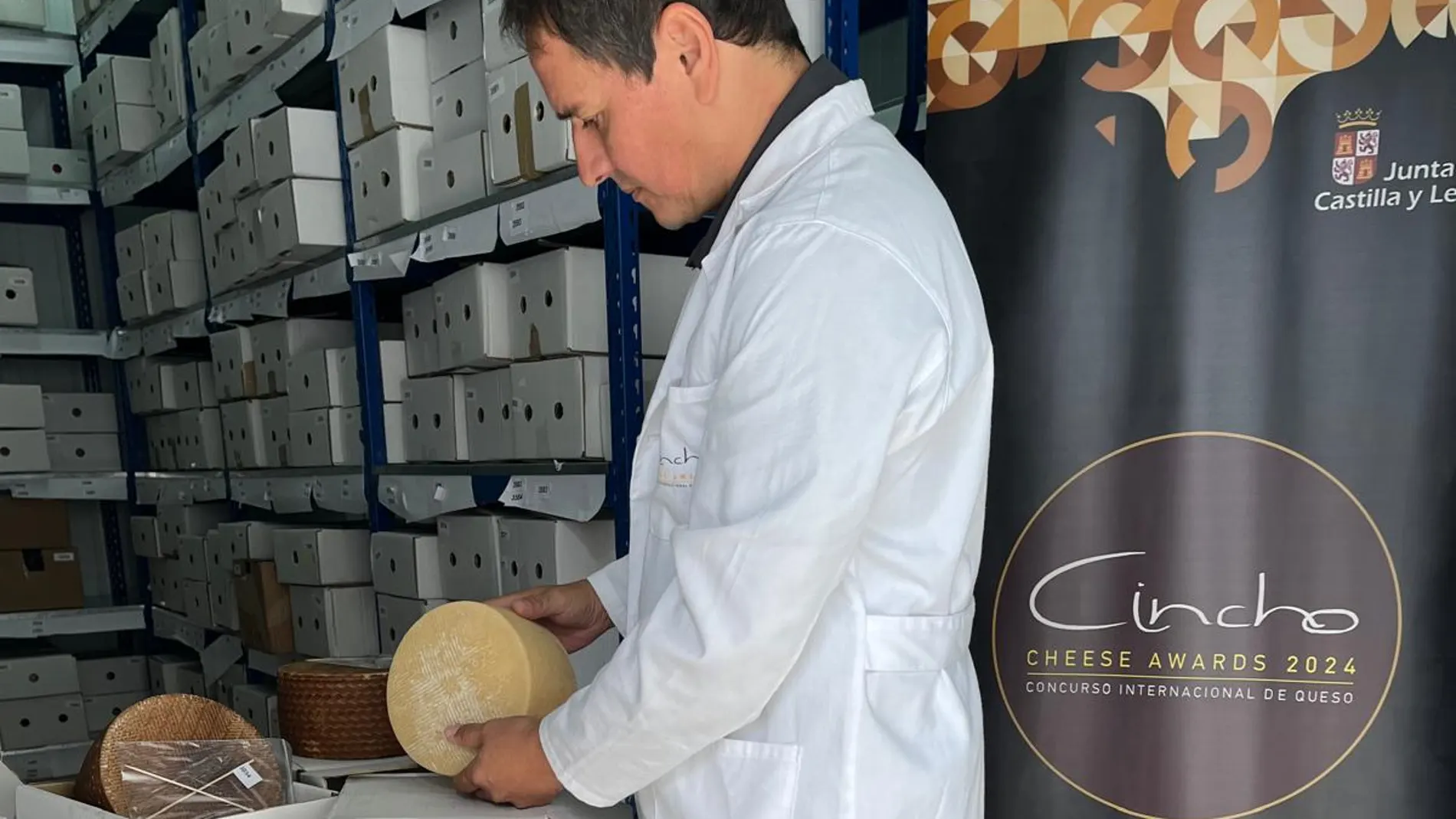Más de 1.200 muestras de queso procedentes de 16 países compiten desde el lunes en los Premios Cincho 2024