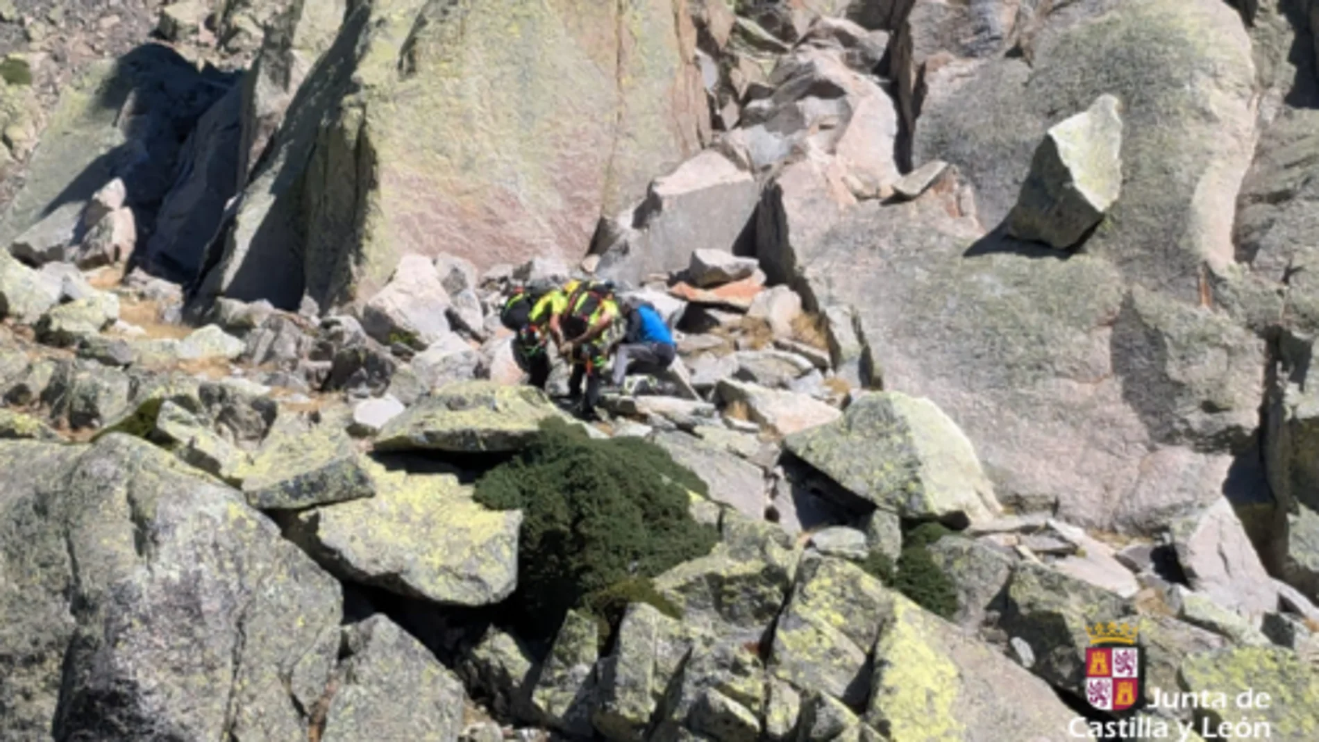 Momento del rescate del escalador de 65 años herido en el risco "Las Hoyuelas", en la sierra abulense de Gredos