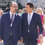 Suárez-Quiñones conversa con Marco Morala durante el Día del Bierzo en Ponferrada