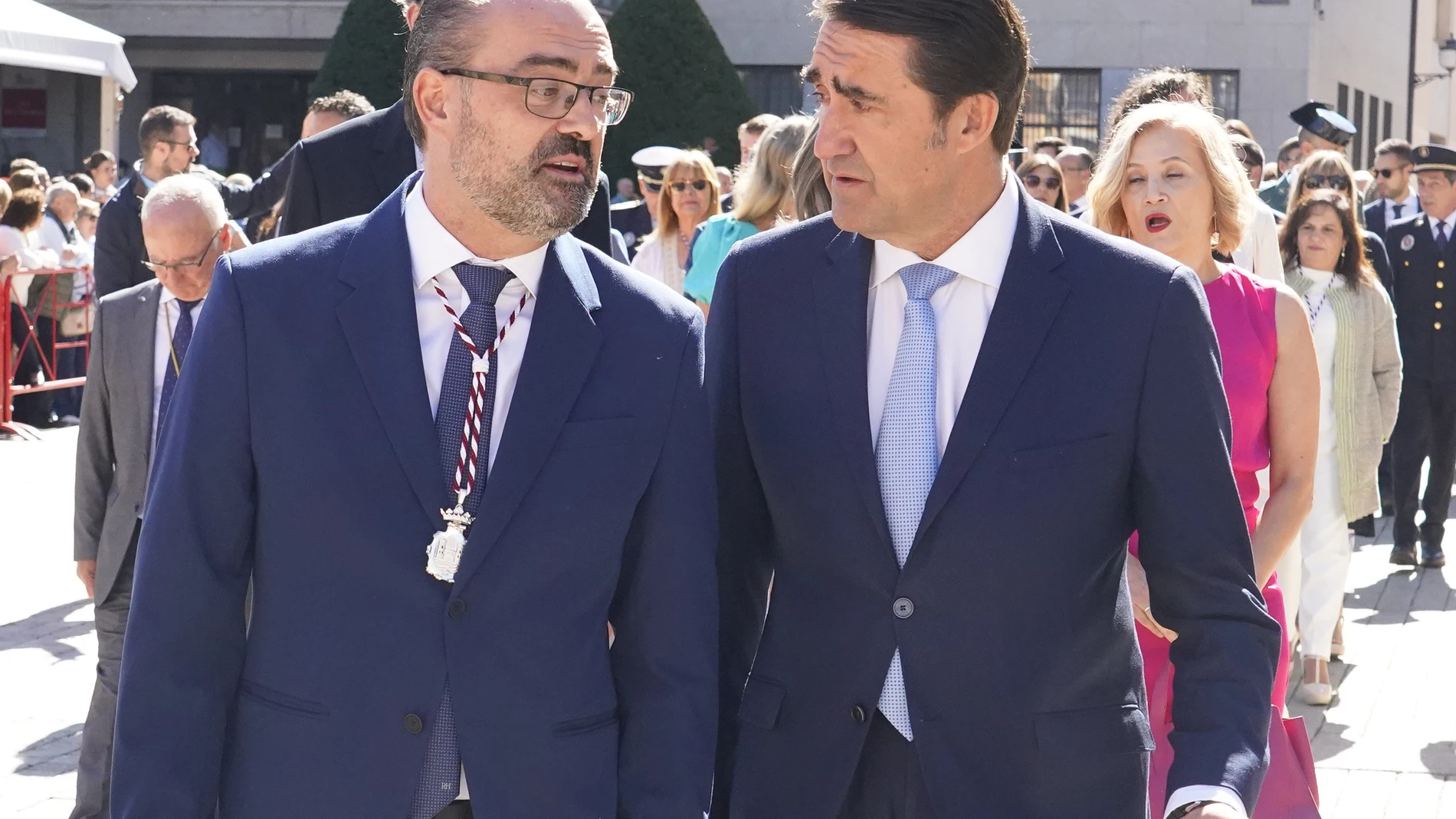 Suárez-Quiñones conversa con Marco Morala durante el Día del Bierzo en Ponferrada