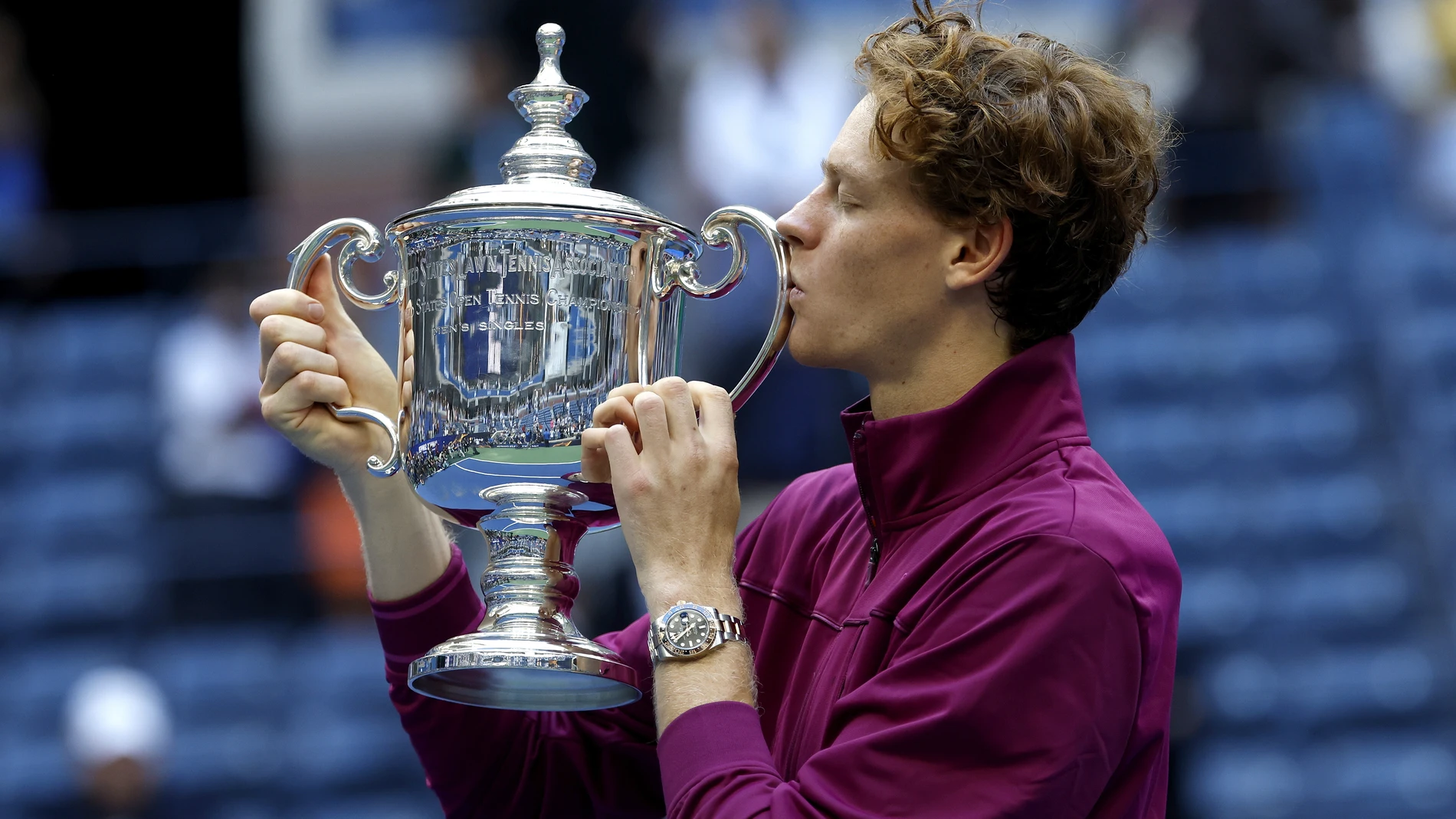 Flushing Meadows (United States), 08/09/2024.- Jannik Sinner of Italy kisses the US Open Championship Trophy after his victory against Taylor Fritz of the United States during their men's final match of the US Open Tennis Championships at the USTA Billie Jean King National Tennis Center in Flushing Meadows, New York, USA, 08 September 2024. (Tenis, Italia, Estados Unidos, Nueva York) EFE/EPA/JOHN G. MABANGLO