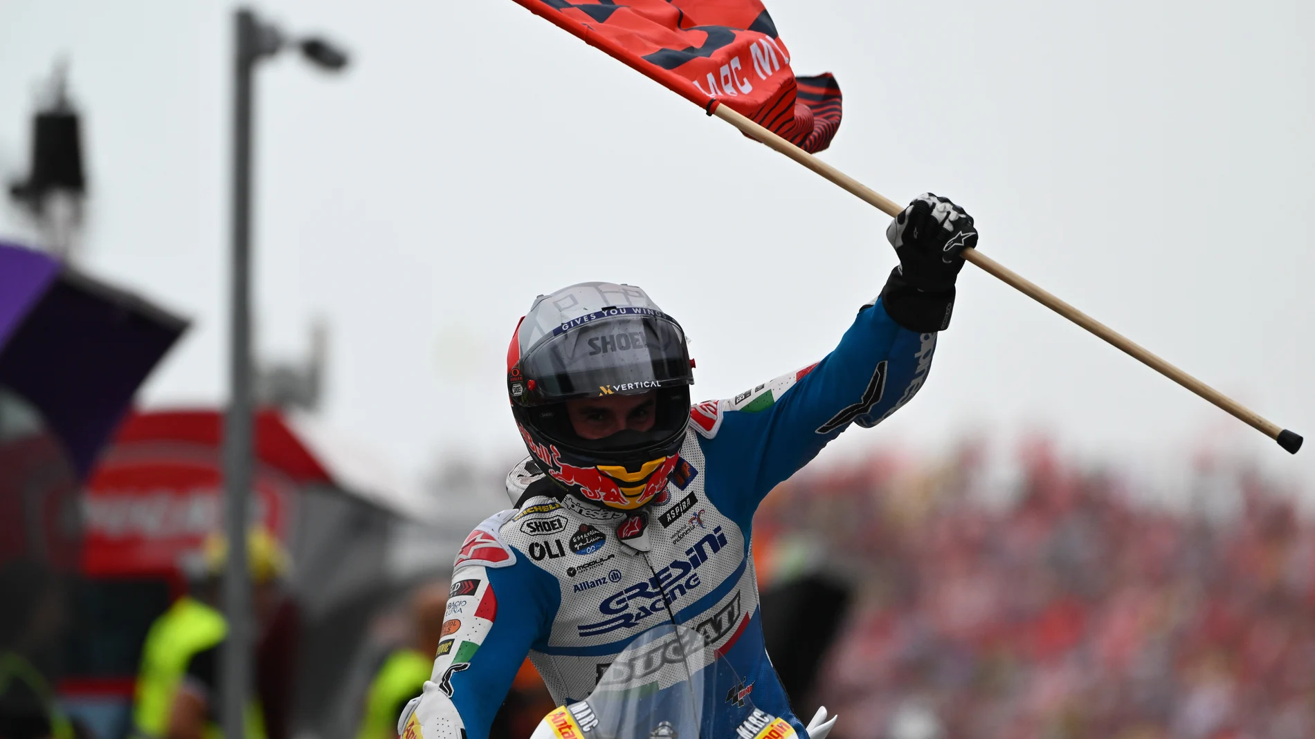 Marc Márquez celebra con su bandera el triunfo en Misano
