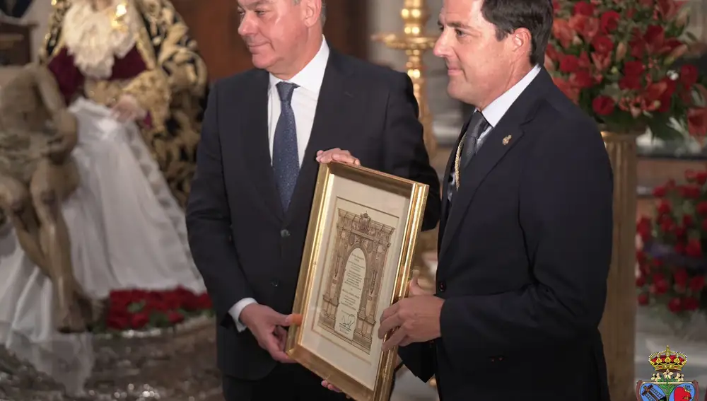 El alcalde con el hermano mayor del Baratillo