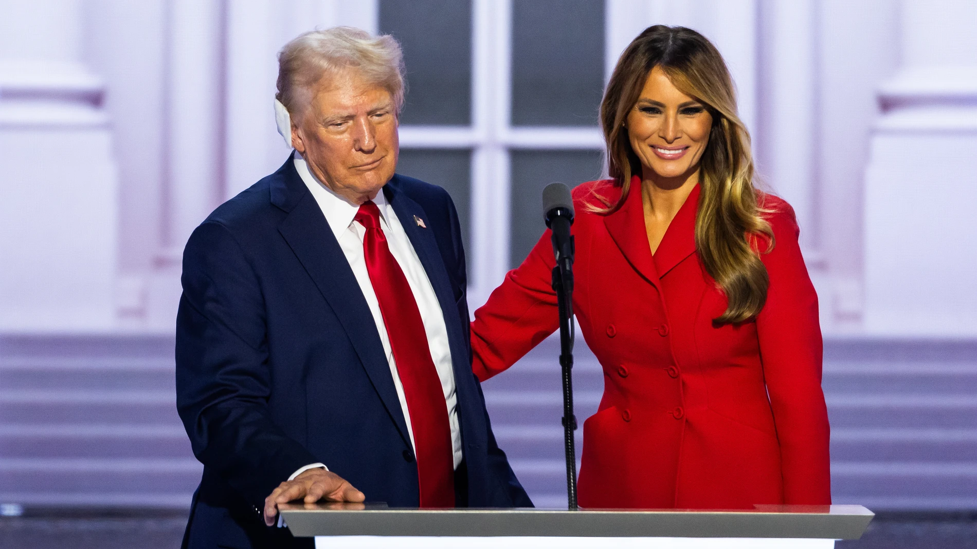EA5458. BOGOTÁ (COLOMBIA), 08/09/2024.- Fotografía de archivo del 18 julio de 2024 de la ex primera dama Melania Trump (d) y el candidato presidencial republicano y ex presidente Donald Trump durante Convención Nacional Republicana (RNC) en el Fiserv Forum en Milwaukee, Wisconsin (EEUU). Melania Trump consideró este domingo que se ha vuelto cada vez más obvio que en Estados Unidos hay crecientes desafíos a la libertad de expresión, como lo demuestran, en su opinión, los esfuerzos para silenci...