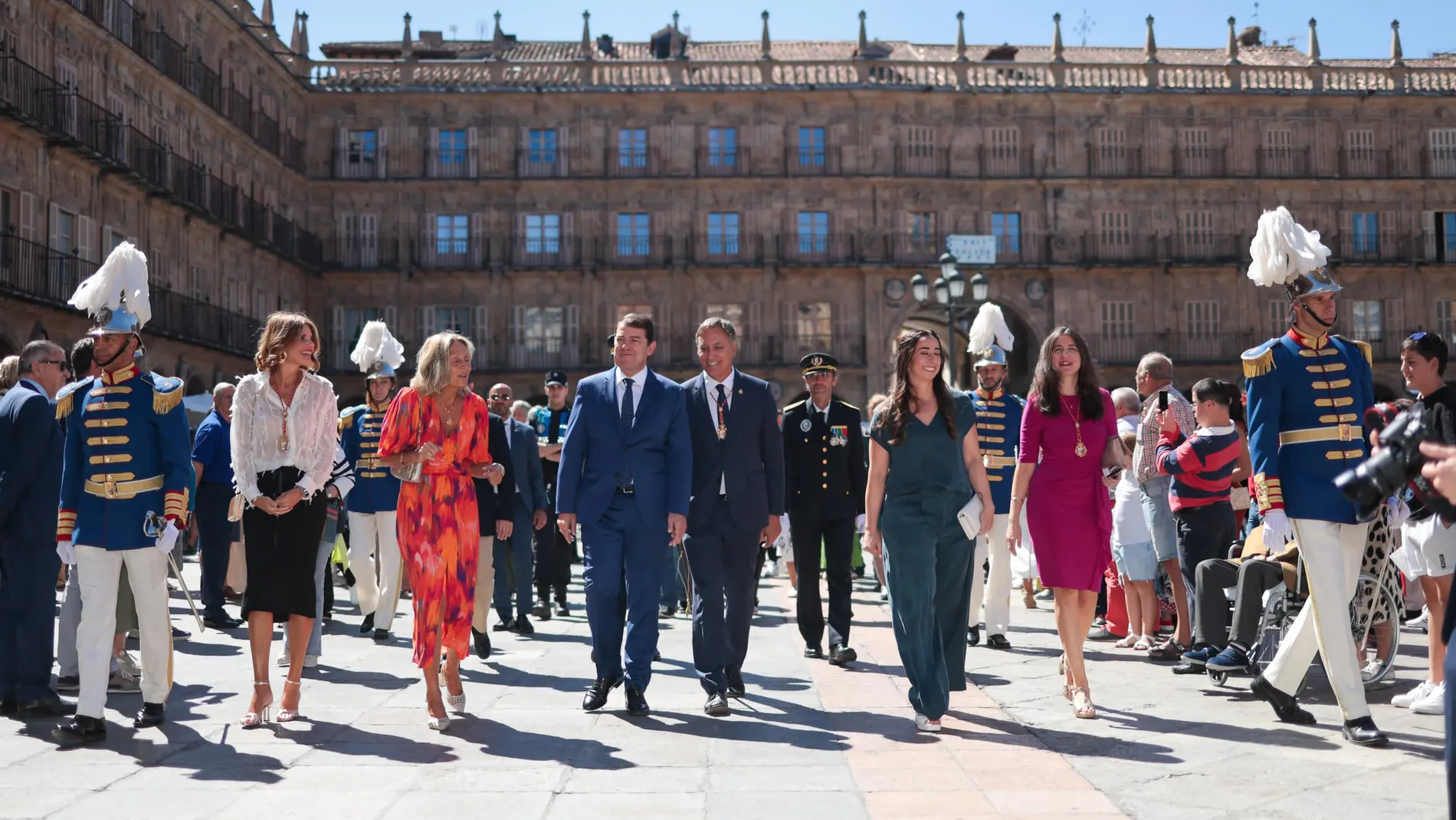 Mañueco y Carbayo junto a la pregonera Silvia Domínguez en la Plaza Mayor de Salamanca