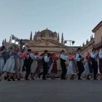Uno de los grupos participantes en este fetsival de folclore actúa junto a la Catedral de Zamora