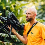 Uno de los responsables de la ONG Wilderness International con el dron